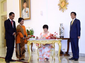 Presiden Jokowi didampingi Ibu Iriana Jokowi dan PM Jepang Shinzo Abe menyaksikan Ny. Akie Abe menandatangani buku tamu, di Istana Kepresidenan Bogor, Jawa Barat, Minggu (15/1) sore. (Foto: Humas/Agung)