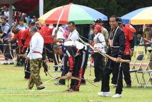 Presiden Jokowi mengikuti Kejuaraan Panahan Bogor 2017, di Bogor, Jabar, Minggu (22/1). (Foto: Humas/Jay)