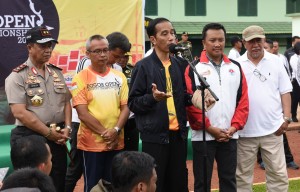 Presiden Jokowi menjawab pertanyaan wartawan usai mengikuti Kejuaraan Panahan Bogor Terbuka 2017, di Lapangan Wira Yudha, Pusat Pendidikan Zeni Kodiklat TNI, Bogor, Jawa Barat, Minggu (22/1) siang. (Foto: Humas/Jay)