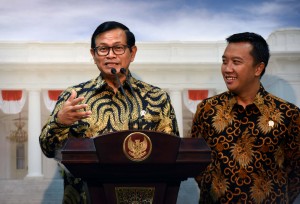 Seskab Pramono Anung didampingi Menpora Imam Nahrawi memberikan keterangan pers usai ratas, di Kantor Presiden, Jakarta, Selasa (24/1) sore. (Foto: Humas/Jay)