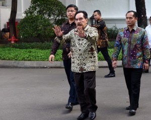 Antasari Azhar meninggalkan Kompleks Istana Kepresidenan, Jakarta, usai bertemu dengan Presiden Jokowi, Kamis (26/1) sore. (Foto: Humas/Jay)
