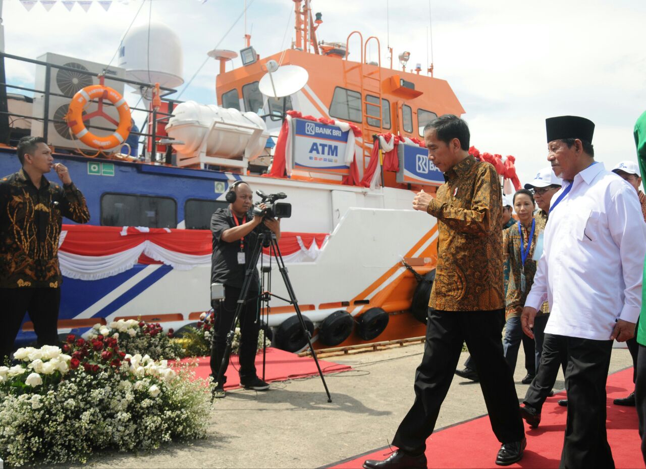 Presiden Joko Widodo (Jokowi) meninjau Kapal Bahtera Seva III Teras BRI, di Pelabuhan Perikanan Nusantara Tantui, Jumat (24/2). (Foto: Humas/Rahmat)