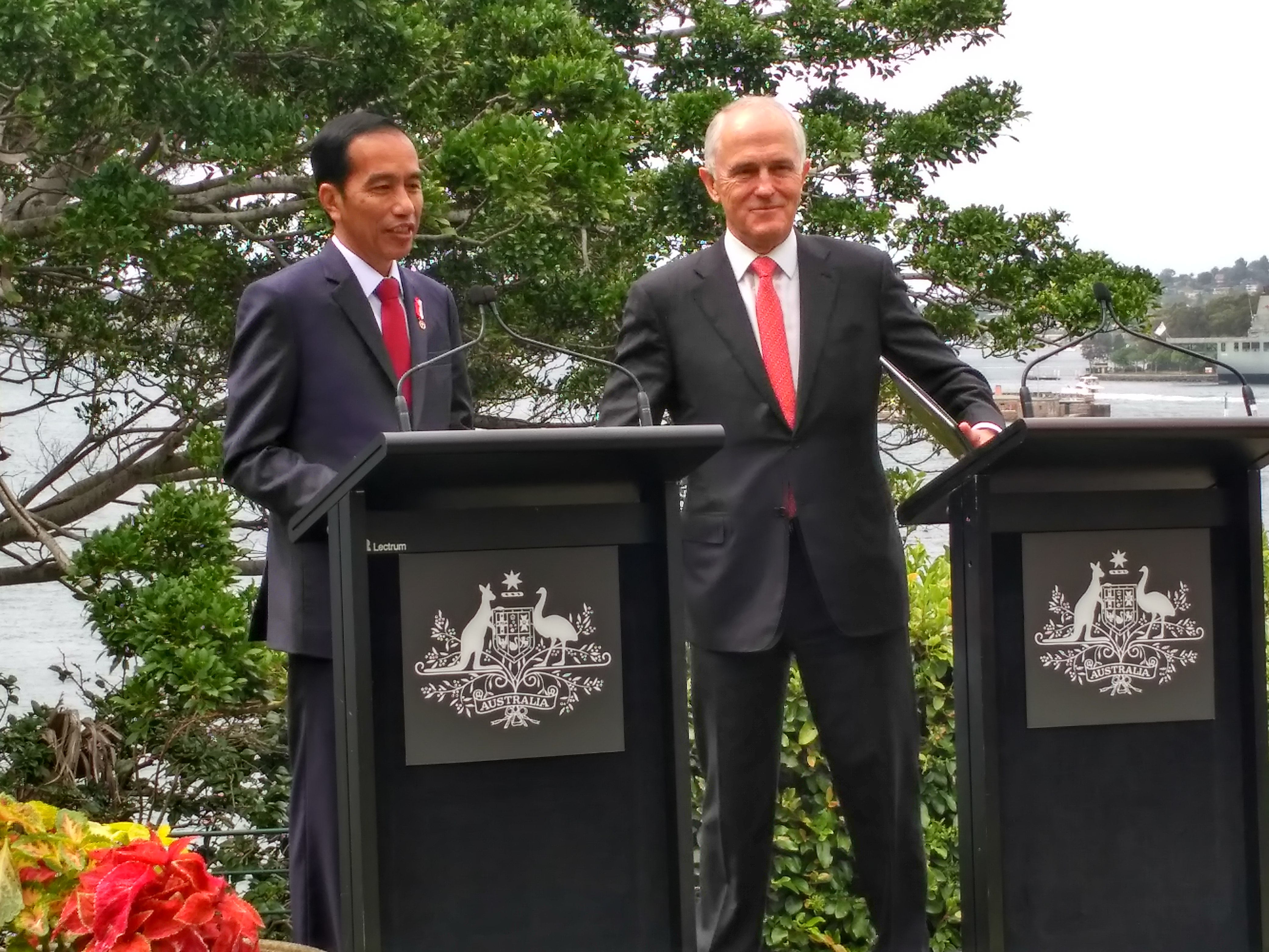 Presiden Jokowi dan PM Turnbull mengadakan konferensi pers bersama di Sydney, Australia, Minggu (26/2). (Foto: Humas/Dinda)