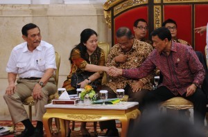 Coordinating Minister for Human Development and Culture Puan Maharani shakes hand with Coordinating Minister for Political, Legal, and Security Affairs Wiranto before a plenary cabinet meeting on Wednesday (1/2) at the State Palace. (Photo by: JAY/Public Relations Division)