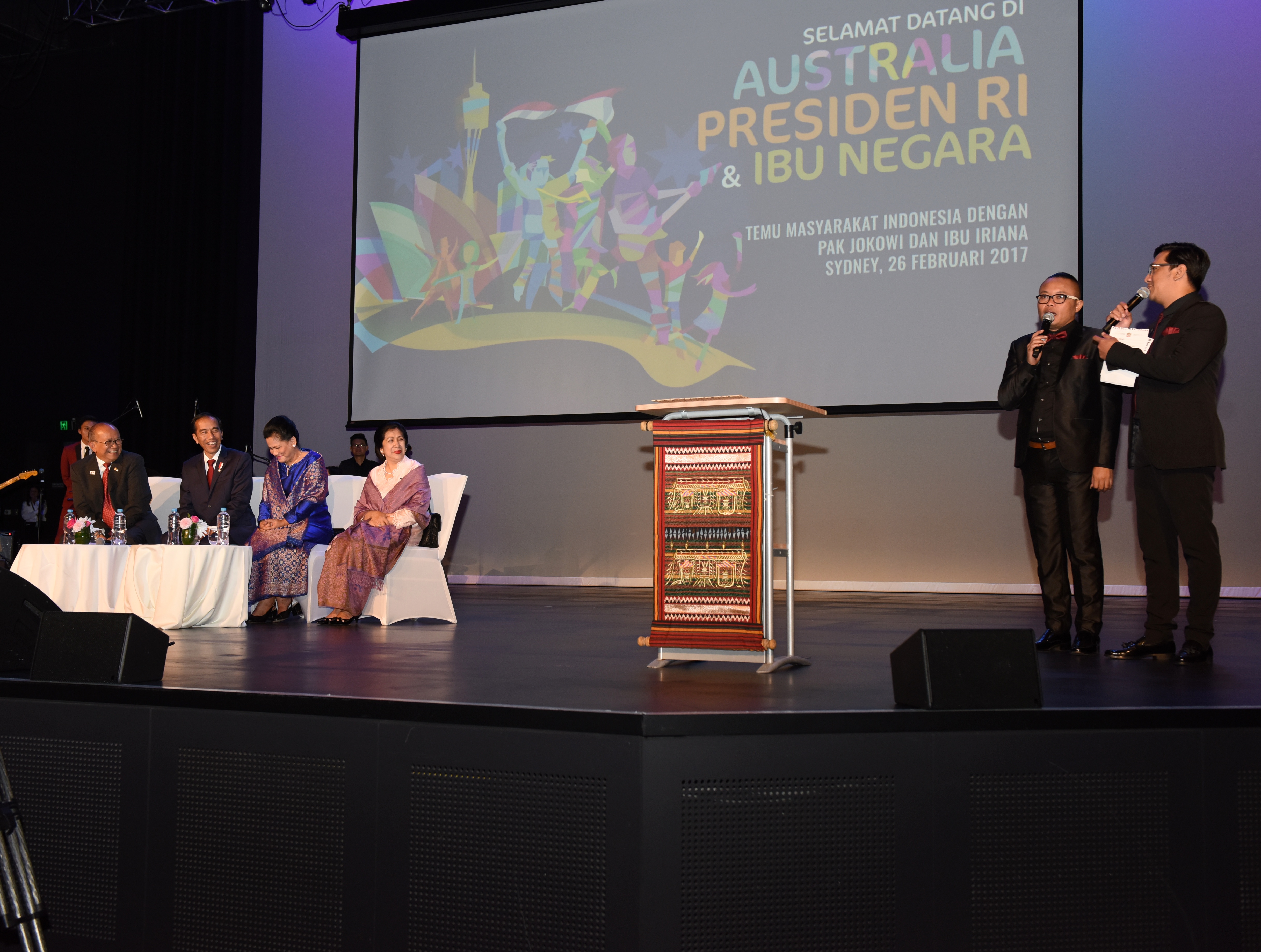 Presiden Jokowi didampingi Ibu Negara Iriana saat bertemu dengan warga Indonesia di Sydney, Australia, Minggu (26/2). (Foto: Humas/Anggun) 