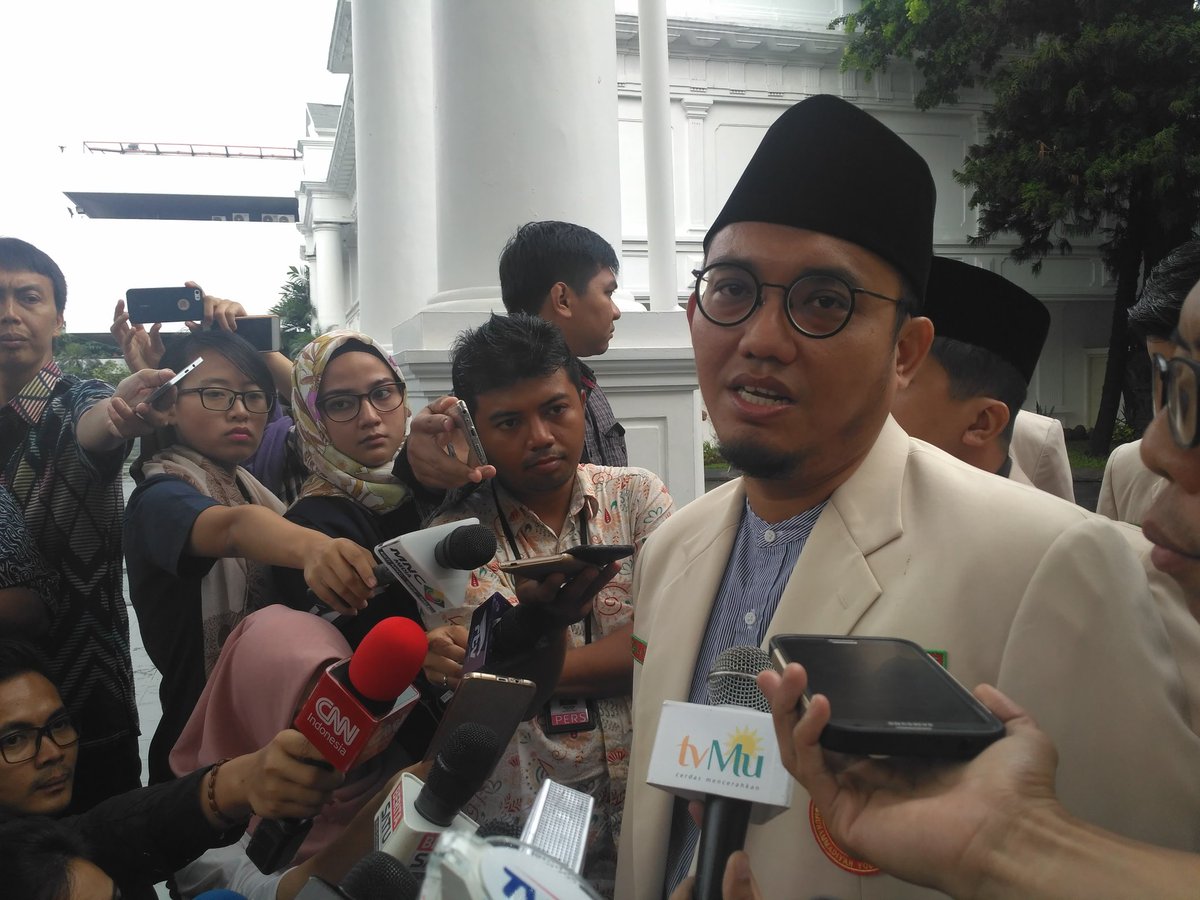 Ketua Umum PP Pemuda Muhammadiyah Dahnil Anzar Simanjuntak menjawab wartawan usai diterima Presiden Jokowi, di Istana Merdeka, Jakarta, Senin (20/2) siang.