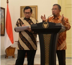 Coordinating Minister for the Economy Darmin Nasution and Cabinet Secretary Pramono Anung deliver a press statement after a Limited Meeting on Tuesday (31/1), at the Bogor Presidential Palace, West Java