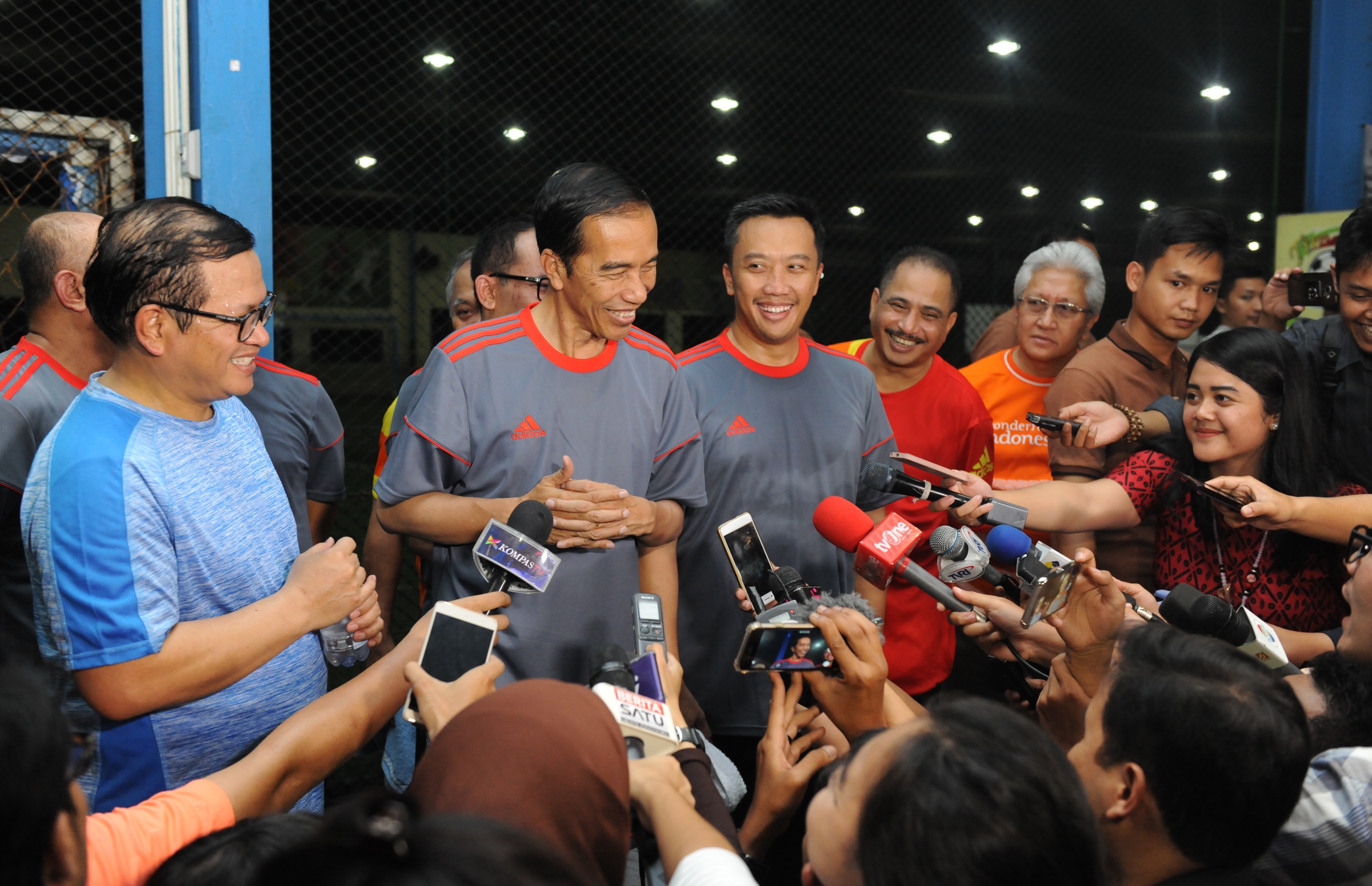 Presiden Jokowi menjawab pertanyaan wartawan usai pertandingan persahabatan di Time Futsal, Jakarta Utara (7/2). (Foto: Humas/Jay)