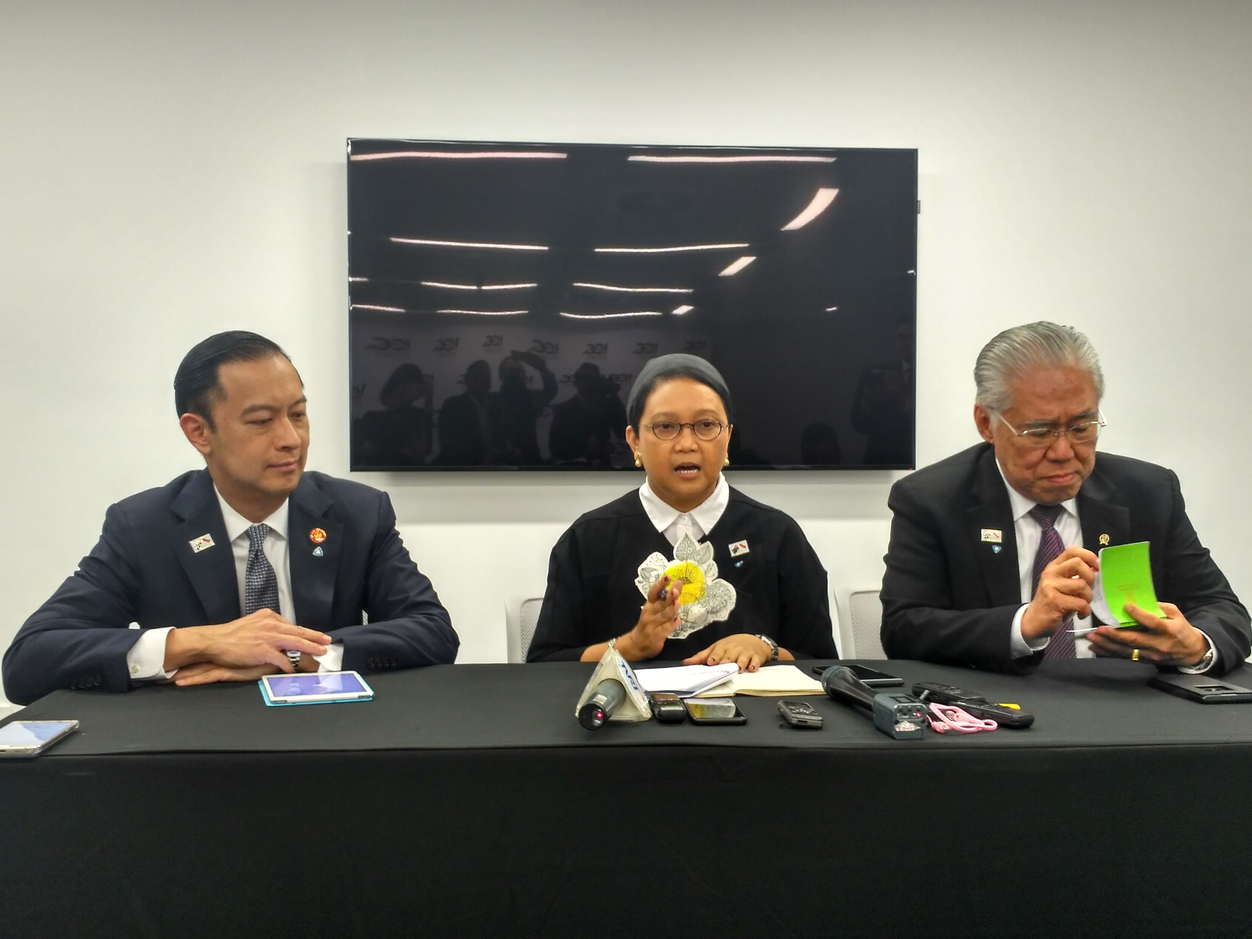 Kepala BKPM, Menlu, dan Mendag menyampaikan konferensi pers usai pertemuan Presiden Jokowi dengan Diaspora Indonesia, di Sydney, Australia, Minggu (26/2). (Foto: Humas/Dinda)
