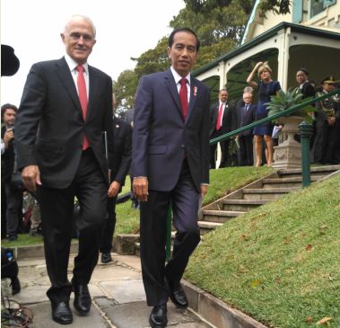 PM Malcom Turnbull dan Presiden Jokowi berjalan bersama menuju tempat konpers, di Admiralty Huese, Sidney, Australia, Minggu (25/2) siang. (Foto: Dinda Ayu/Humas)