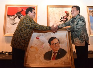 Seskab Pramono Anung menerima lukisan potret dirinya dari pelukis Sulistyo, , di Galeri Seni Tugu Kunstkring Paleis, Jakarta, Rabu (1/2) malam. (Foto: Rahmat/Humas)