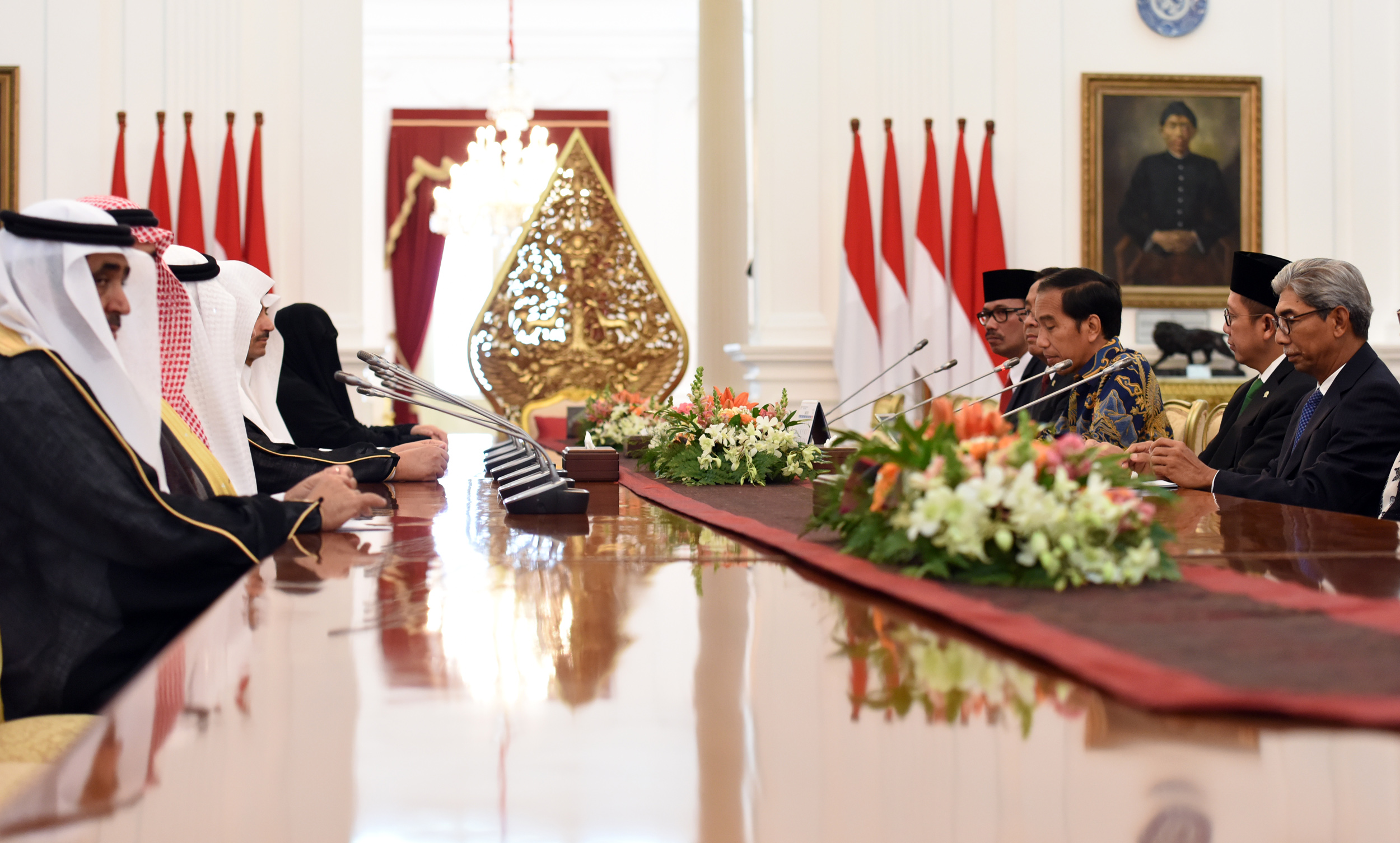 Presiden Jokowi didampingi Mensesneg, Menag, dan Wamenlu menerima kunjungan Majlis Syura Keajaan Saudi Arabia, di Istana Merdeka, Jakarta, Kamis (16/2) pagi. (Foto: Rahmat/Humas)