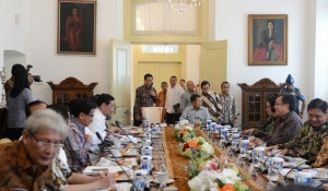 President Jokowi, accompanied by several ministers, enters the Limited Meetings room, at Bogor Presidential Palace, West Java, on Tuesday (31/1) afternoon (Photo: PR/Deni)