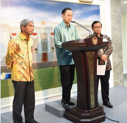 Kepala BKPM menjelaskan tentang rencana kunjungan kerja Presiden Jokowi ke Australia usai Rapat Terbatas di Kantor Presiden, Selasa (21/2) malam. (Foto: Humas/Deni)