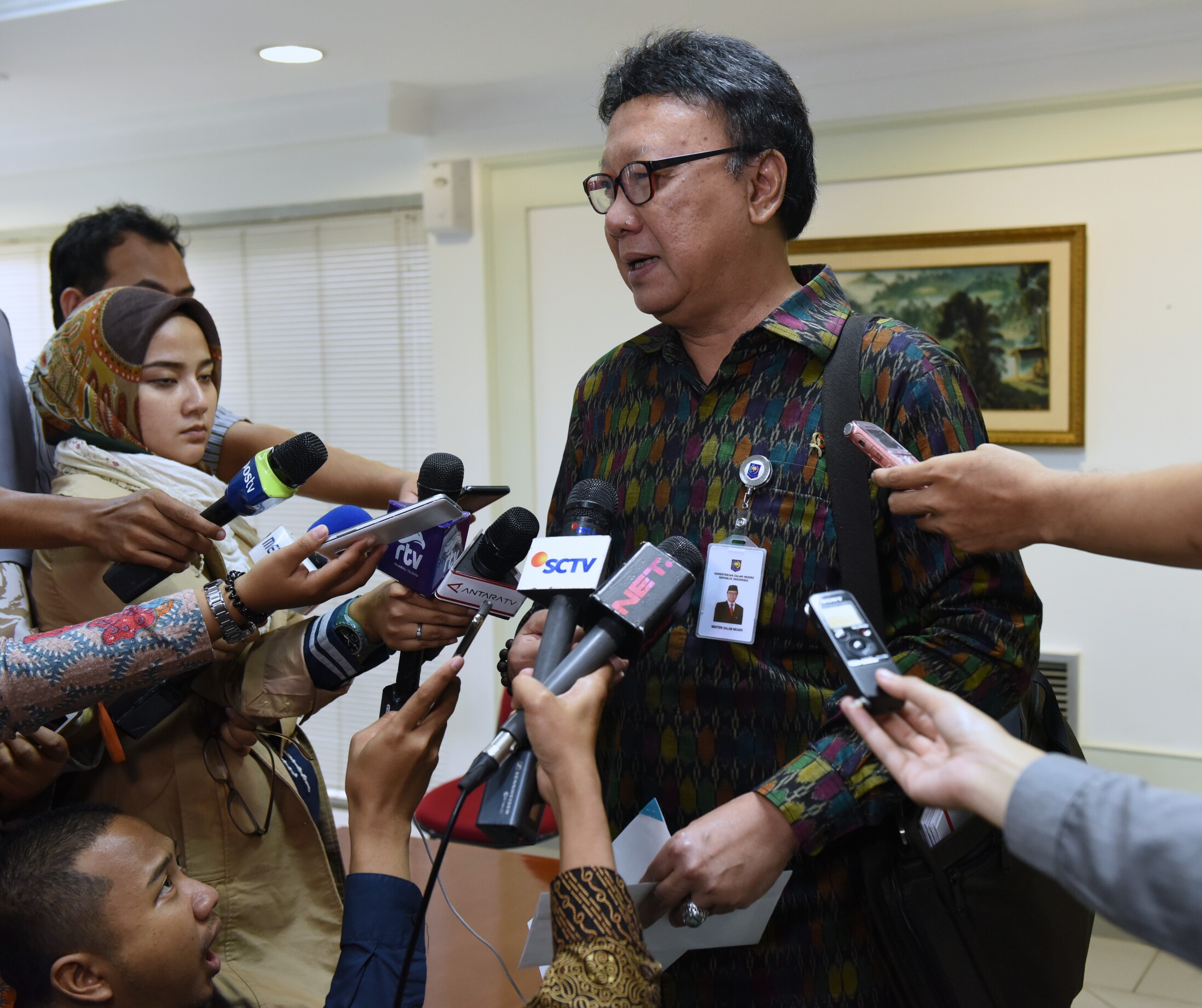 Mendagri Tjahjo Kumolo menjawab wartawan, di Kantor Presiden, Jakarta, Selasa (21/2) siang. (Foto: Deny S/Humas)