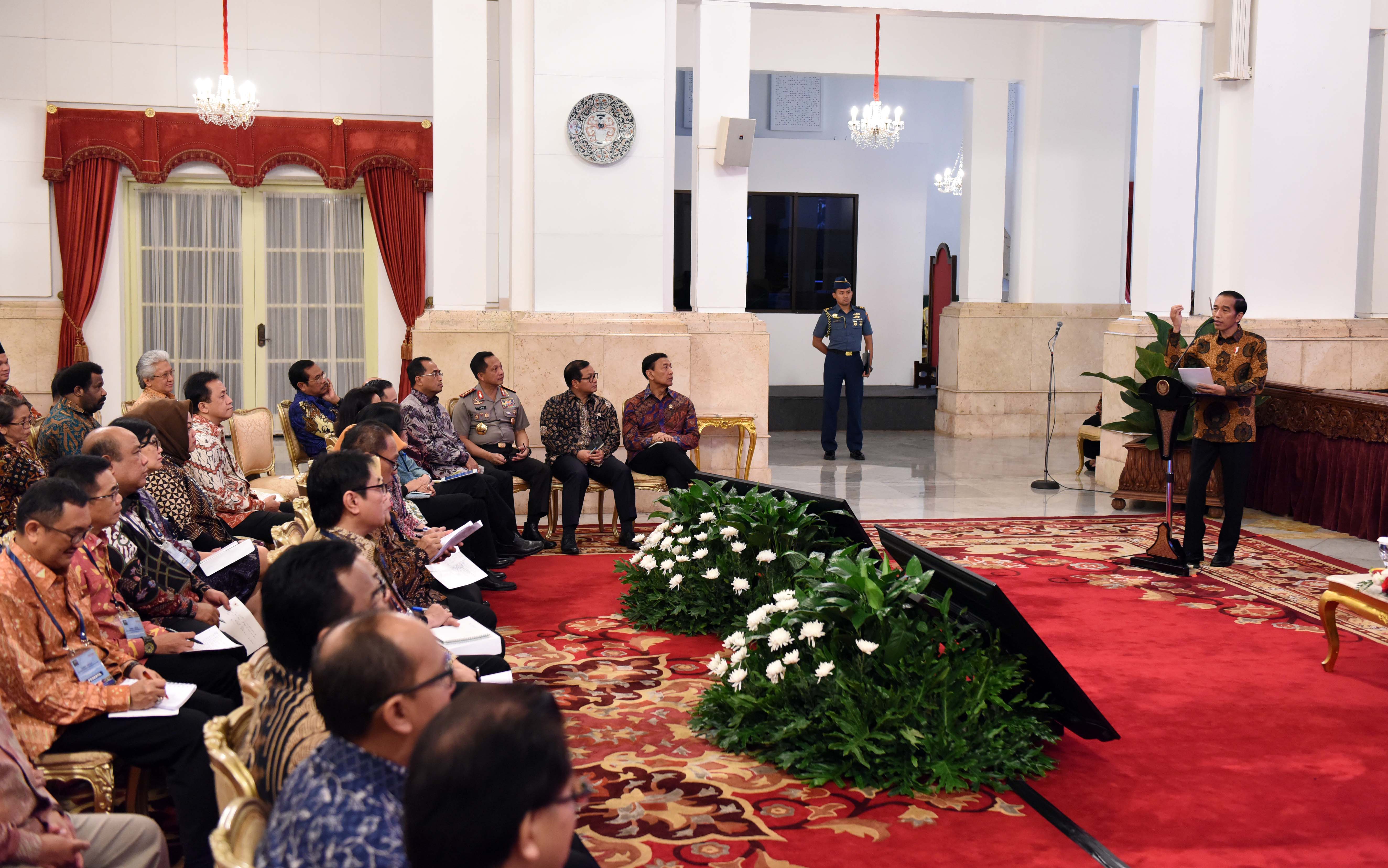 Presiden Jokowi memberikan arahan pada Raker Kemendag, di Istana Negara, Jakarta, Selasa (21/2) pagi. (Foto: JAY/Humas)