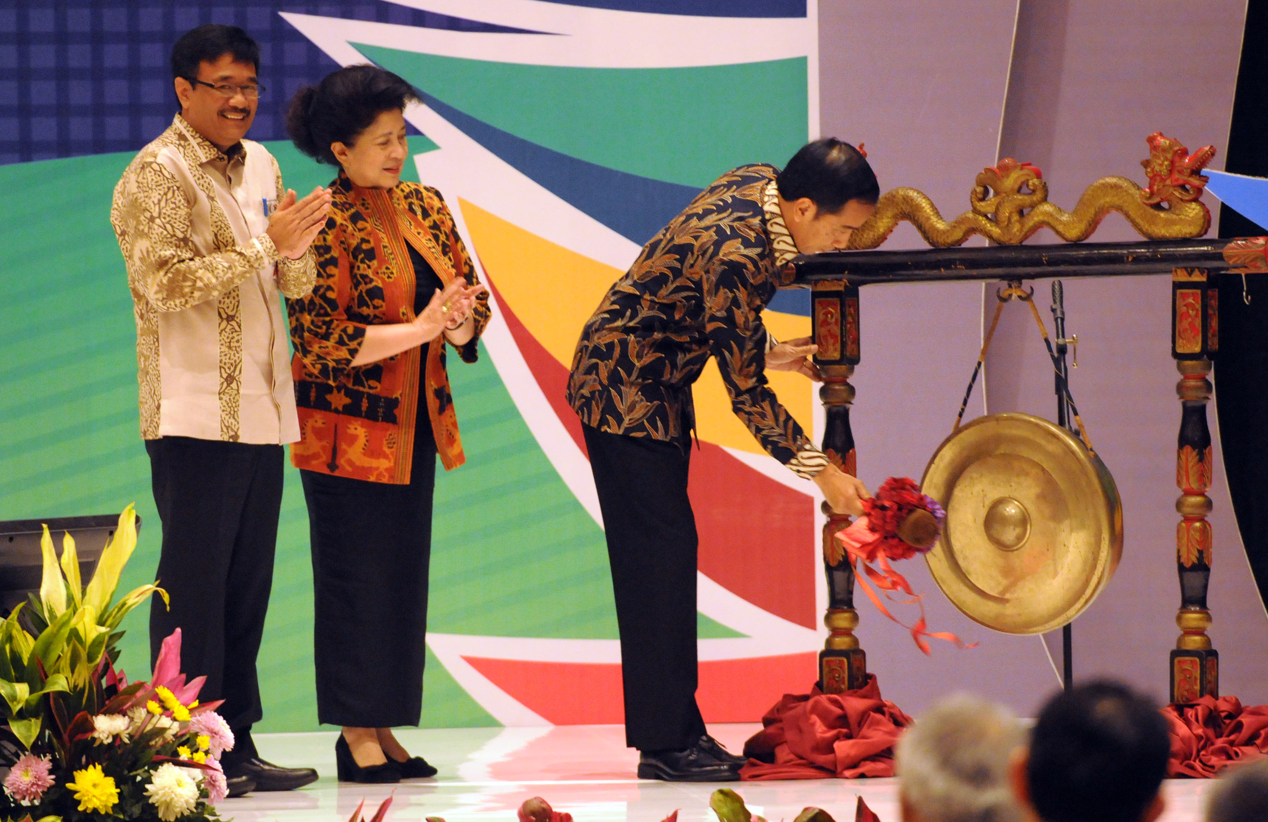 Presiden Jokowi didamping Menkes dan Wagub DKI Jakarta memukul gong tanda dimulainya pembukaan Raker Kesehatan Nasional 2017, di Hotel Bidakara, Jakarta, Selasa (28/2) pagi. (Foto: Rahmat/Humas)