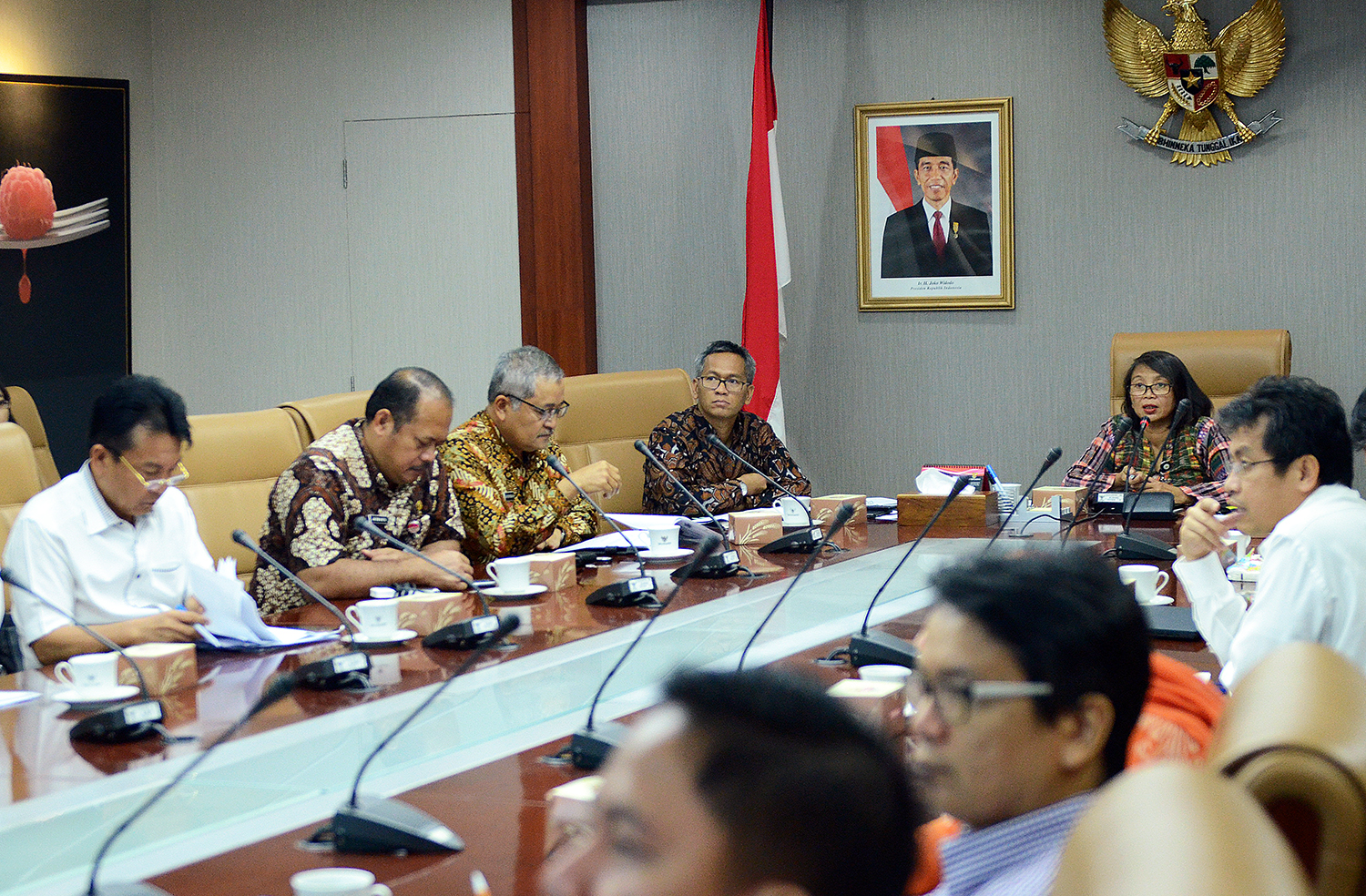 Waseskab Ratih Nurdiati memimpin rapat koordinasi dengan perwakilan sejumlah K/L untuk mempersiapkan rapat terbatas, di Gedung III Kemensetneg, Rabu (22/2) pagi. (Foto: Agung/Humas)