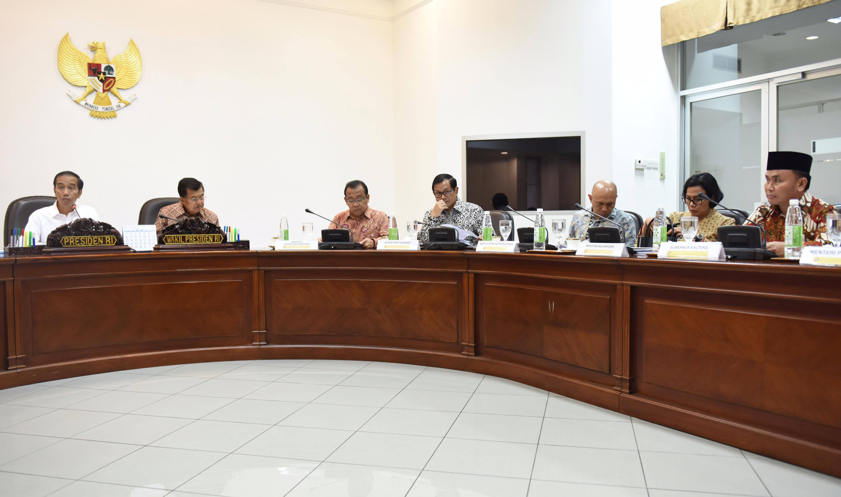 Presiden Jokowi didampingi Wakil Presiden Jusuf Kalla memimpin rapat terbatas, di Kantor Presiden, Jakarta, Senin (14/2) siang. (Foto: Rahmat/Humas)