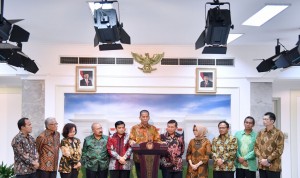 Ketua Timsel KPU dan Bawasli 2027-2022, Saldi Isra, didampingi anggota Timsel menyampaikan keterangan pers, di Kantor Presiden, Jakarta, Rabu (1/2) siang.