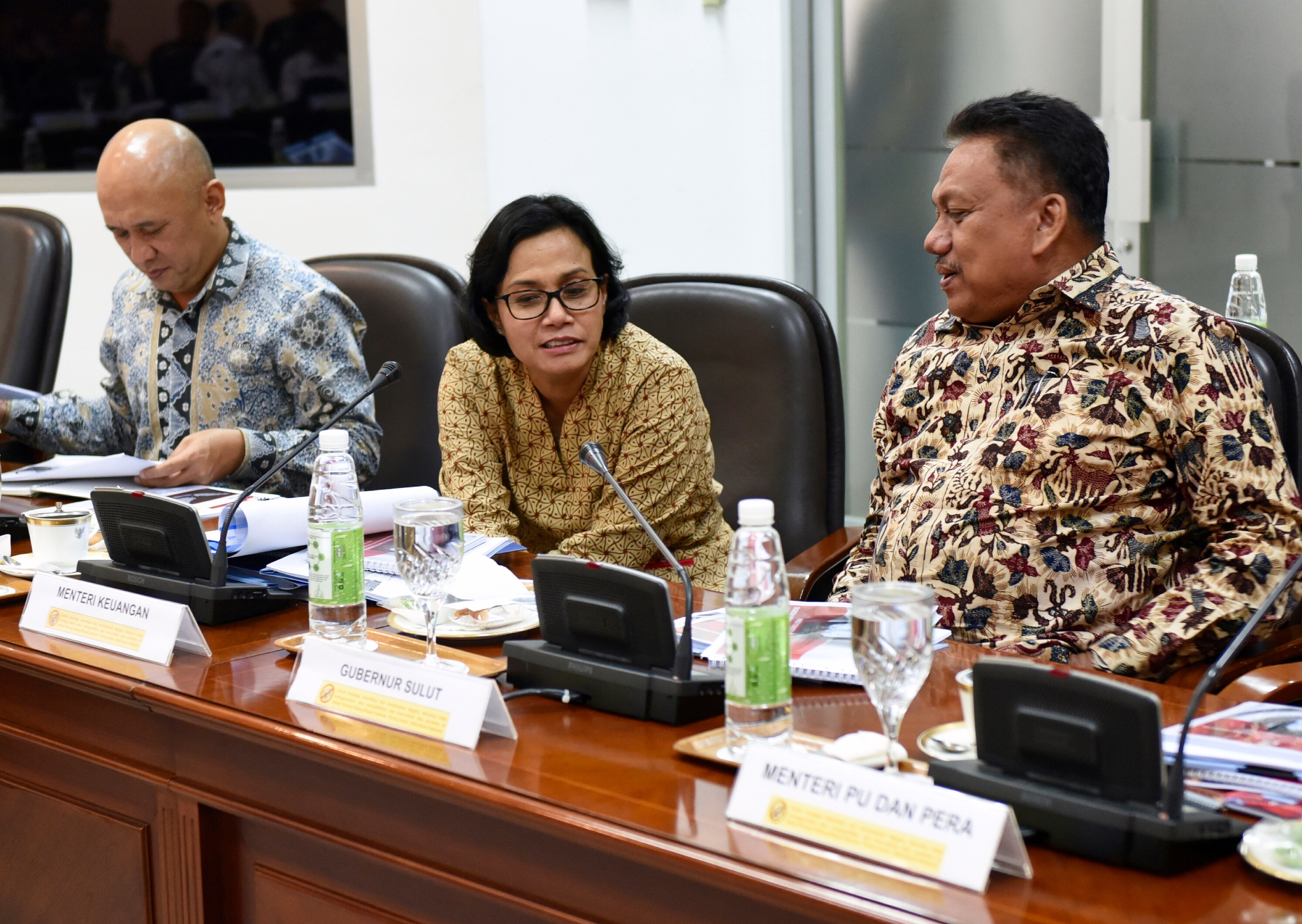Menkeu Sri Mulyani dan Gubernur Sulut Olly Dondokambey berbincang sebelum ratas di Kantor Presiden, Selasa (14/2) sore. (Foto: Humas/Rahmat)