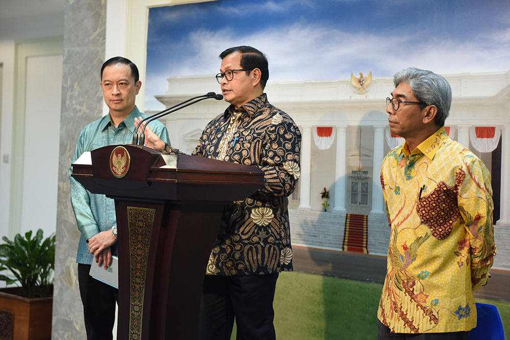 Seskab Pramono Anung didampingi Wamenlu dan Kepala BKPM menyampaikan keterangan pers terkait rencana kunjungan Presiden RI ke Australia, di Kantor Presiden, Jakarta, Selasa (21/2) sore. (Foto: Rahmat/Humas)