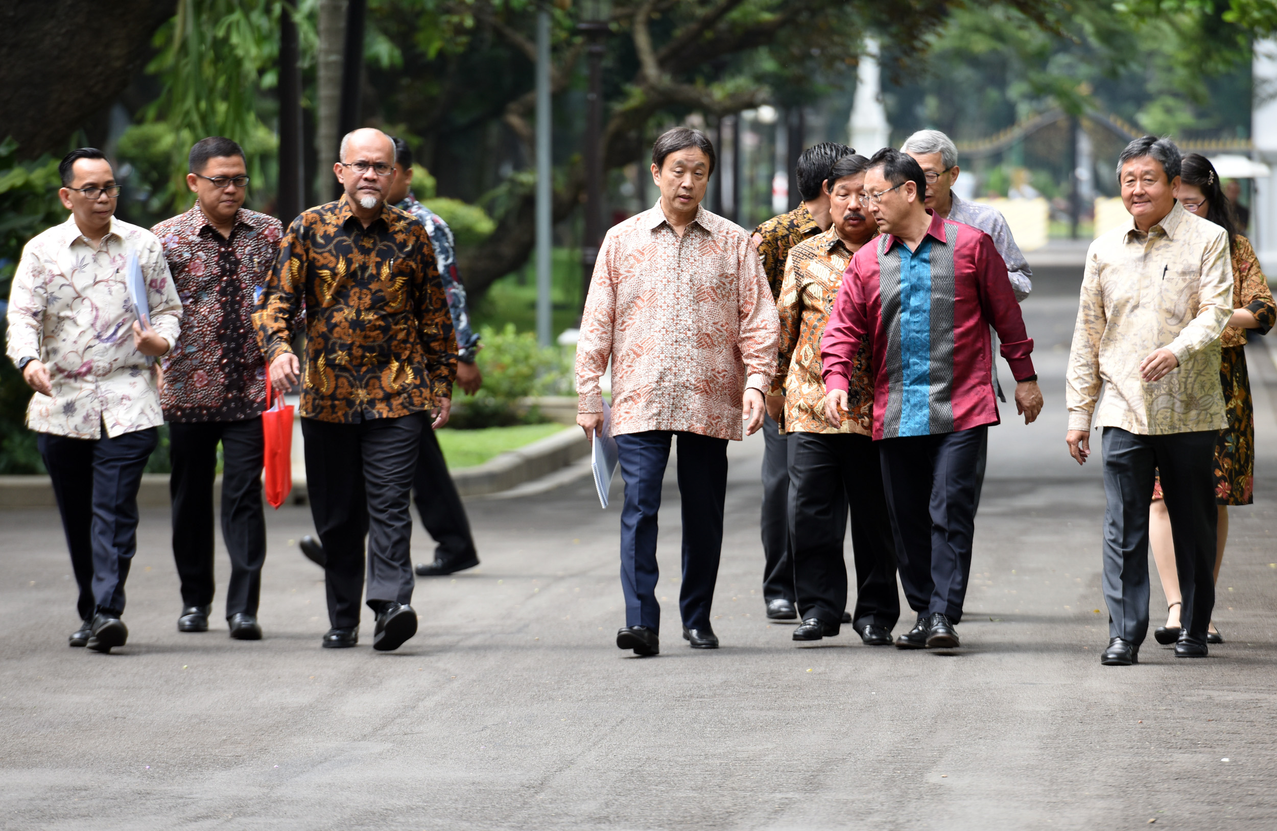 Presiden Toyota Motor Corporation Akio Toyoda didampingi sejumlah pejabat tinggi Toyota di Indonesia, usai diterima Presiden Jokowi, di Istana Merdeka, Jakarta, Senin (13/3) pagi. (Foto: Rahmat/Humas)