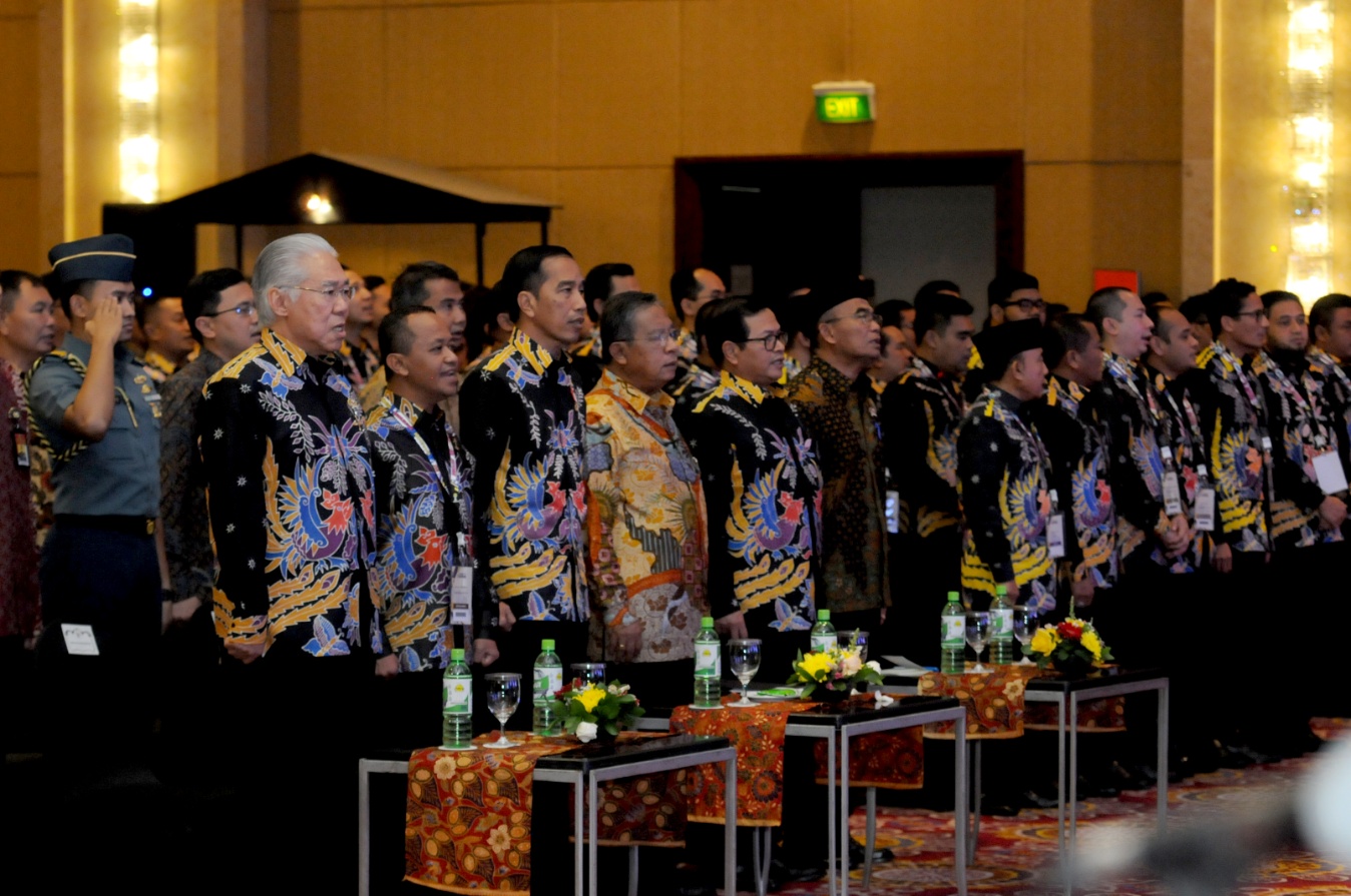 Presiden Jokowi dan peserta Rakernas XVI HIPMI saat menyanyikan lagu Indonesia Raya, di Hotel Ritz Carlton, Mega Kuningan, Jakarta, Senin (27/3). (Foto: Humas/Oji)