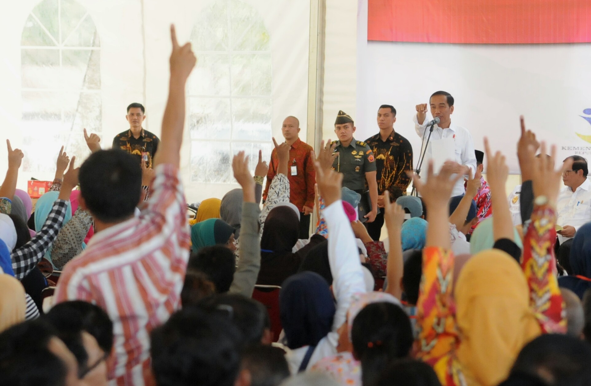 Presiden Jokowi saat bagikan KIS, KIP, PMT, dan PKH di kepada perwakilan warga di Desa Sungai Kunyit, Kecamatan Mempawah Hilir, Kabupaten Mempawah, Kalimantan Barat, Sabtu (18/3). (Foto: Humas/Rahmat)