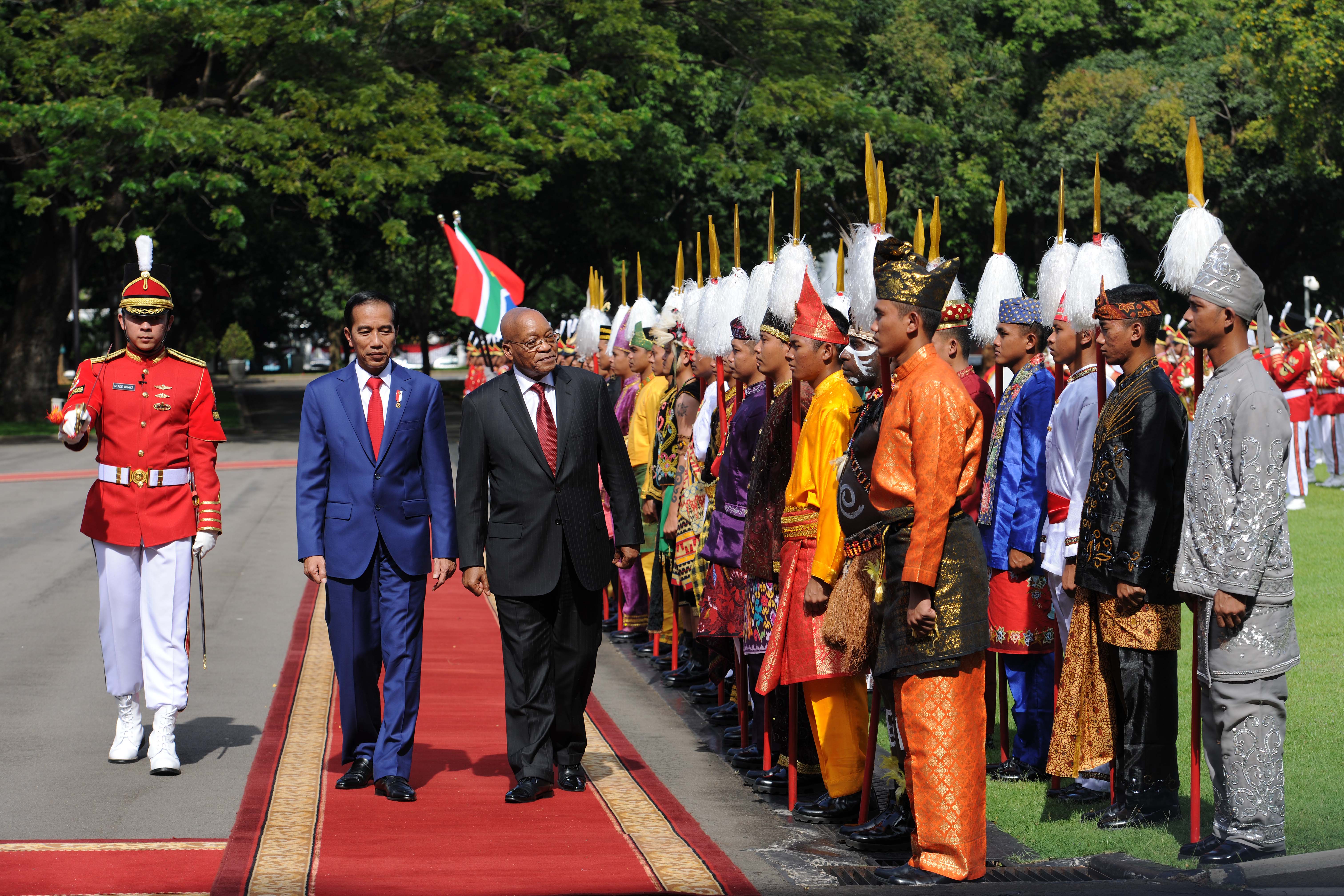 Presiden Jokowi menerima kunjungan kenegaraan Presiden Republik Afrika Selatan, Jacob Zuma, di Istana Merdeka, Jakarta, Rabu (8/3) (Foto: Humas/Jay) 
