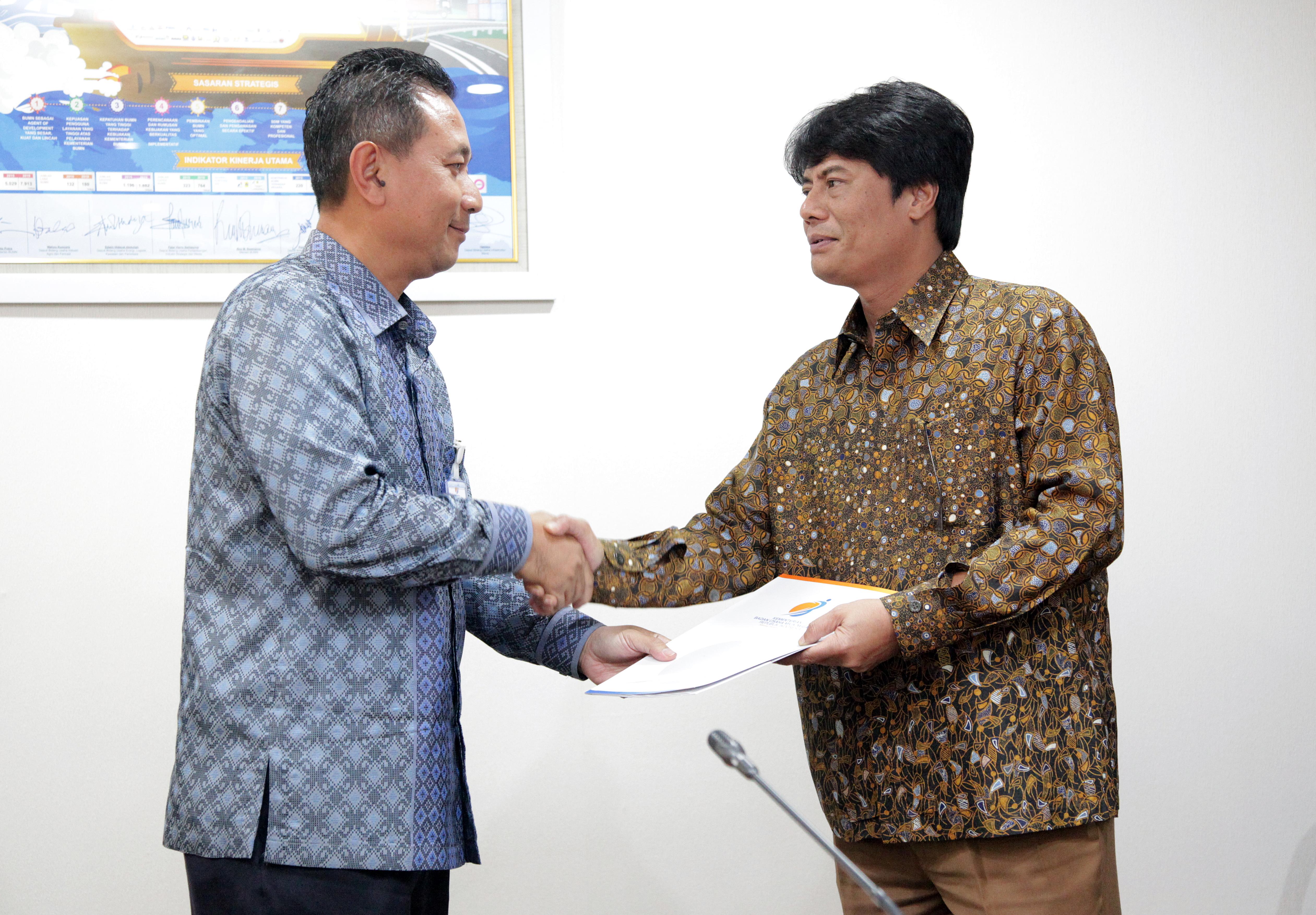 Deputi Menteria BUMN, Gatot Trihargo, menyerahkan salinan surat keputusan Menteri BUMN kepada Dirut Baru PT Pertamina, Elia Massa Manik, di Kantor Kementerian BUMN, Jakarta, Kamis (16/3) siang.