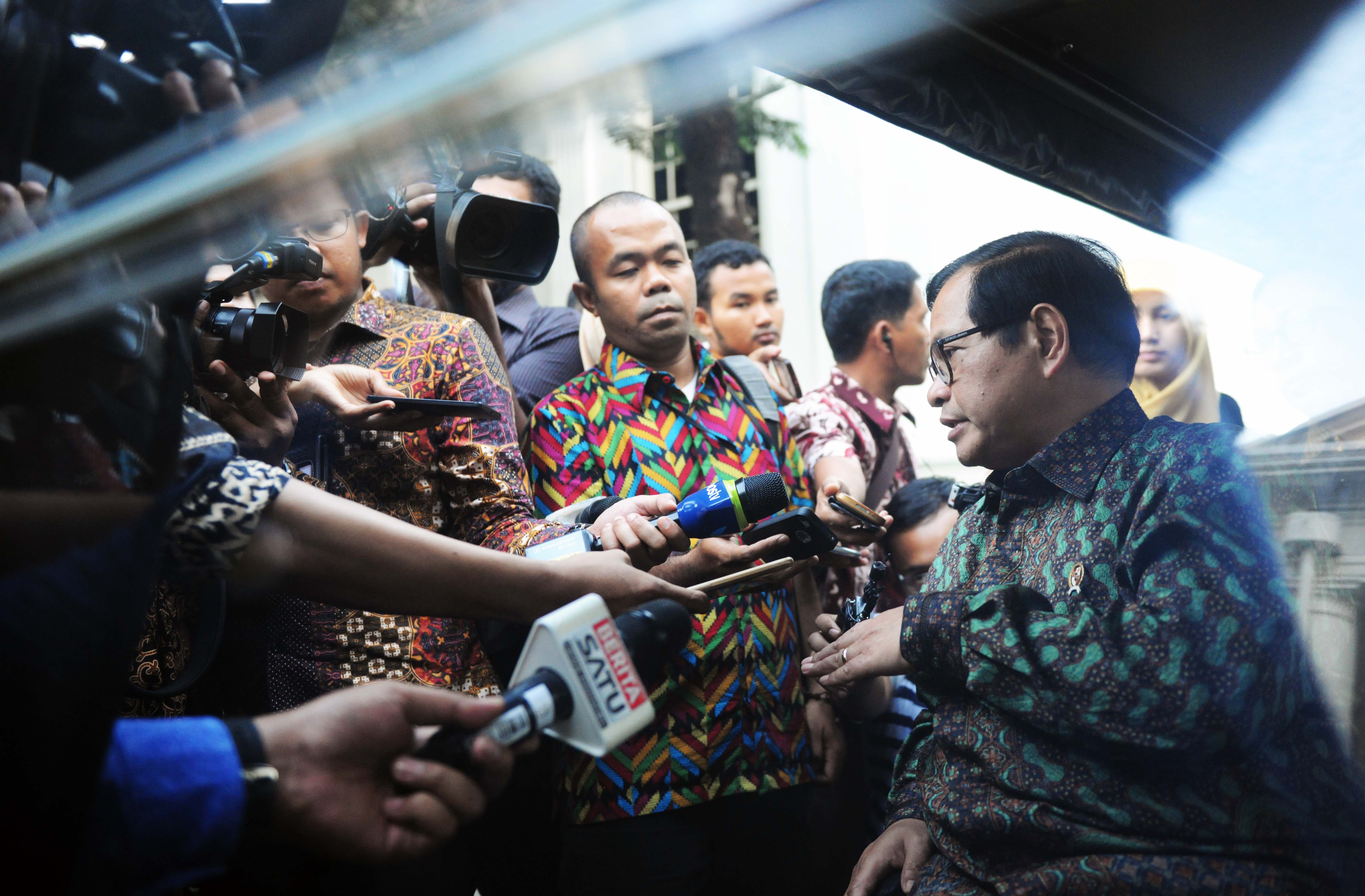 Seskab, Pramono Anung menjawab pertanyaan wartawan usai mengikuti Sidang Kabinet Paripurna, di Istana Negara, Jakarta, Rabu (15/3) petang. (Foto: Humas/Jay)