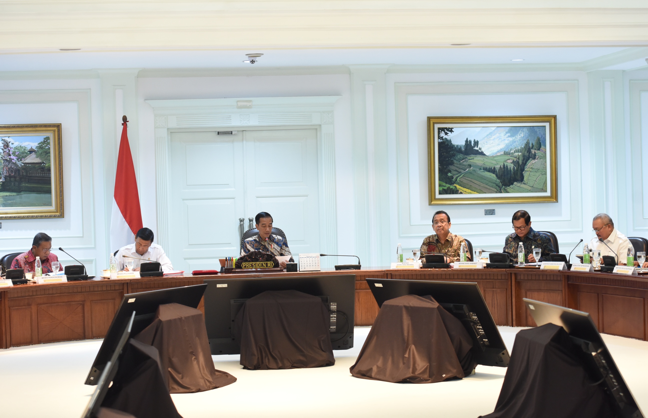 Gubernur Sumsel Alex Noerdin (baju putih) mengikuti rapat terbatas yang dipimpin oleh Presiden Jokowi, di Kantor Presiden, Jakarta, Selasa (21/3) sore. (Foto: JAY/Humas)