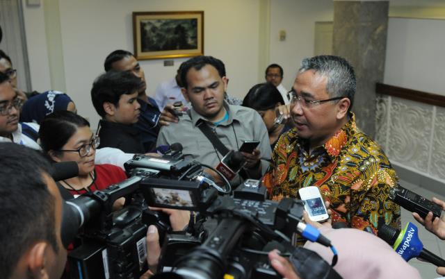 Menteri Desa, Pembangunan Daerah Tertinggal, dan Transmigrasi menjawab pertanyaan wartawan usai Rapat Terbatas, di Kantor Presiden, Jakarta, Rabu (29/3) sore. (Foto: Humas/Jay)