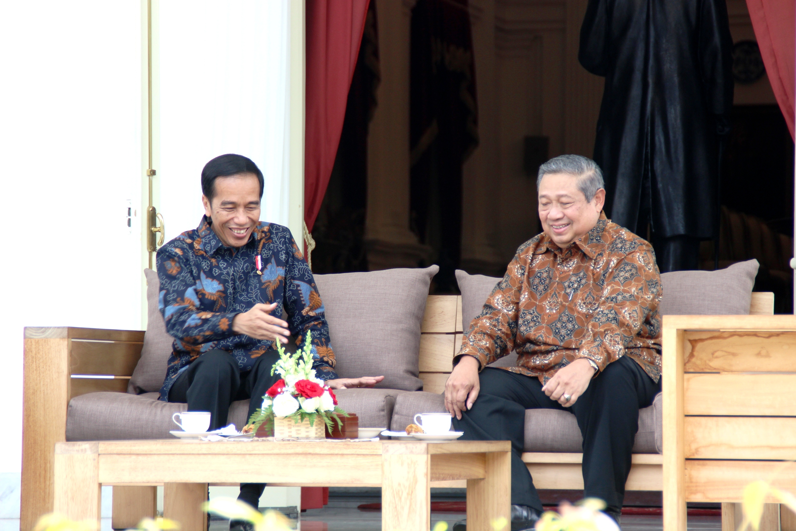 Presiden Jokowi berbincang santai dengan Presiden RI ke-6 Susilo Bambang Yudhoyono, di halaman belakang Istana Merdeka, Jakarta, Kamis (9/3) siang. (Foto: Agung/Humas)