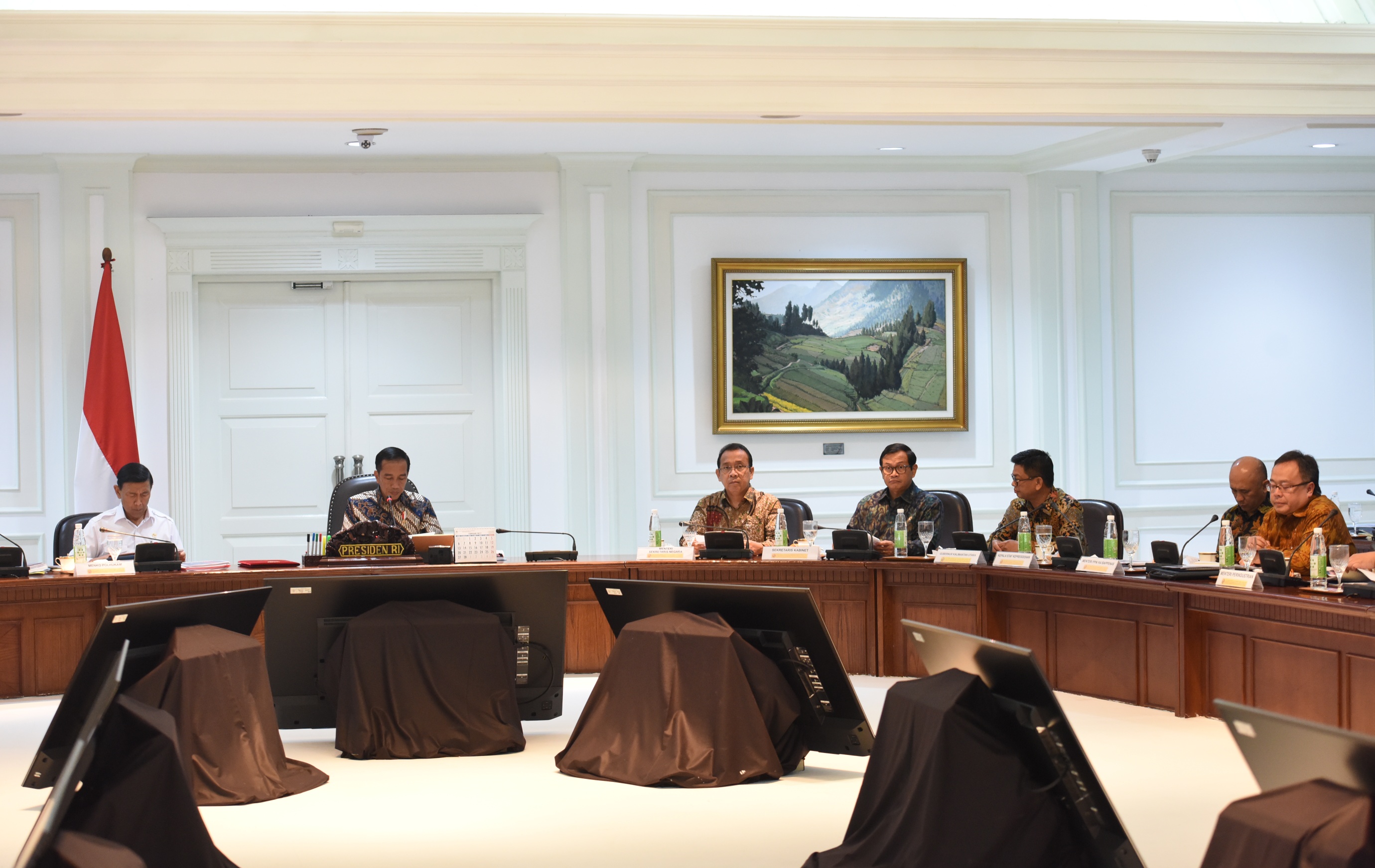 Gubernur Kaltara Irianto Lambrie (samping Seskab) mengikuti rapat terbatas yang dipimpin oleh Presiden Jokowi, di Kantor Presiden, Jakarta, Selasa (21/3) sore. (Foto: JAY/Humas)