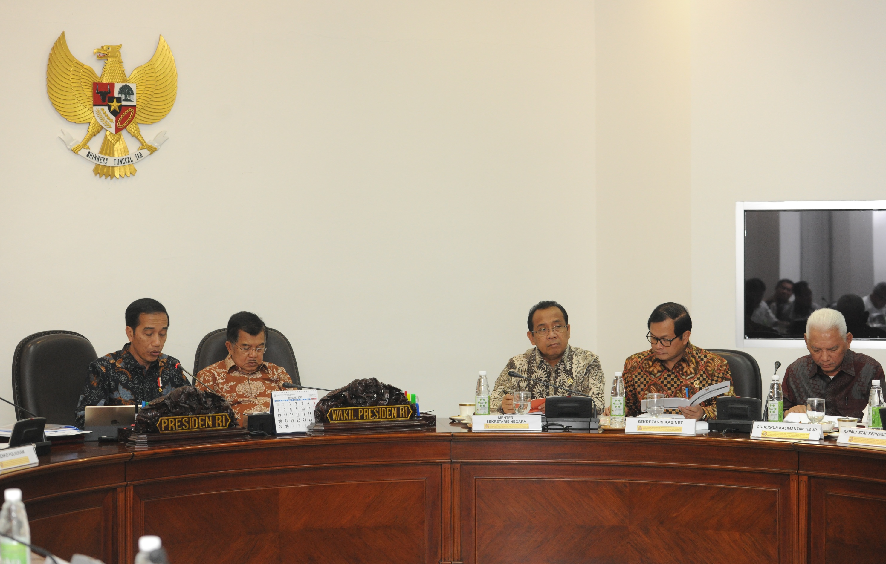 Gubernur Kaltim Awang Faroek Ishak mengikuti rapat terbatas yang dipimpin oleh Presiden Jokowi, di Kantor Presiden, Jakarta, Kamis (9/3) sore. (Foto: JAY/Humas)