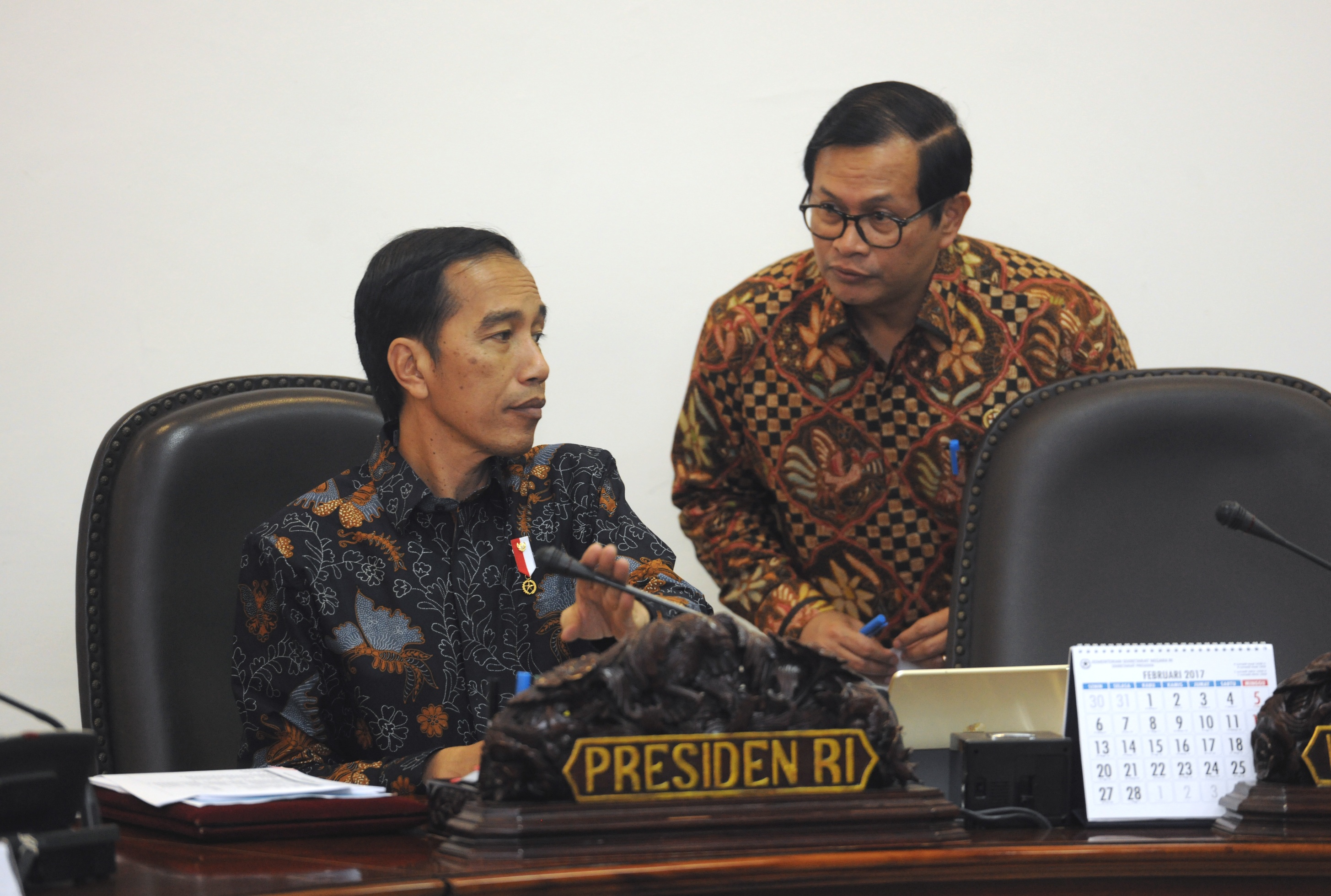 Seskab Pramono Anung menyampaikan laporan kepada Presiden Jokowi, sebelum rapat terbatas di Kantor Presiden, Jakarta, Kamis (9/3) siang. (Foto: JAY/Humas)
