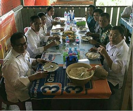 Presiden Jokowi didampingi Ibu Negara Iriana dan sejumlah pejabat singgah makan siang, di di Rumah Makan Jember, Jln. Raya Badau, Kabupaten Kapuas Hulu, Kalbar, Kamis (16/3) siang. (Foto: IST)