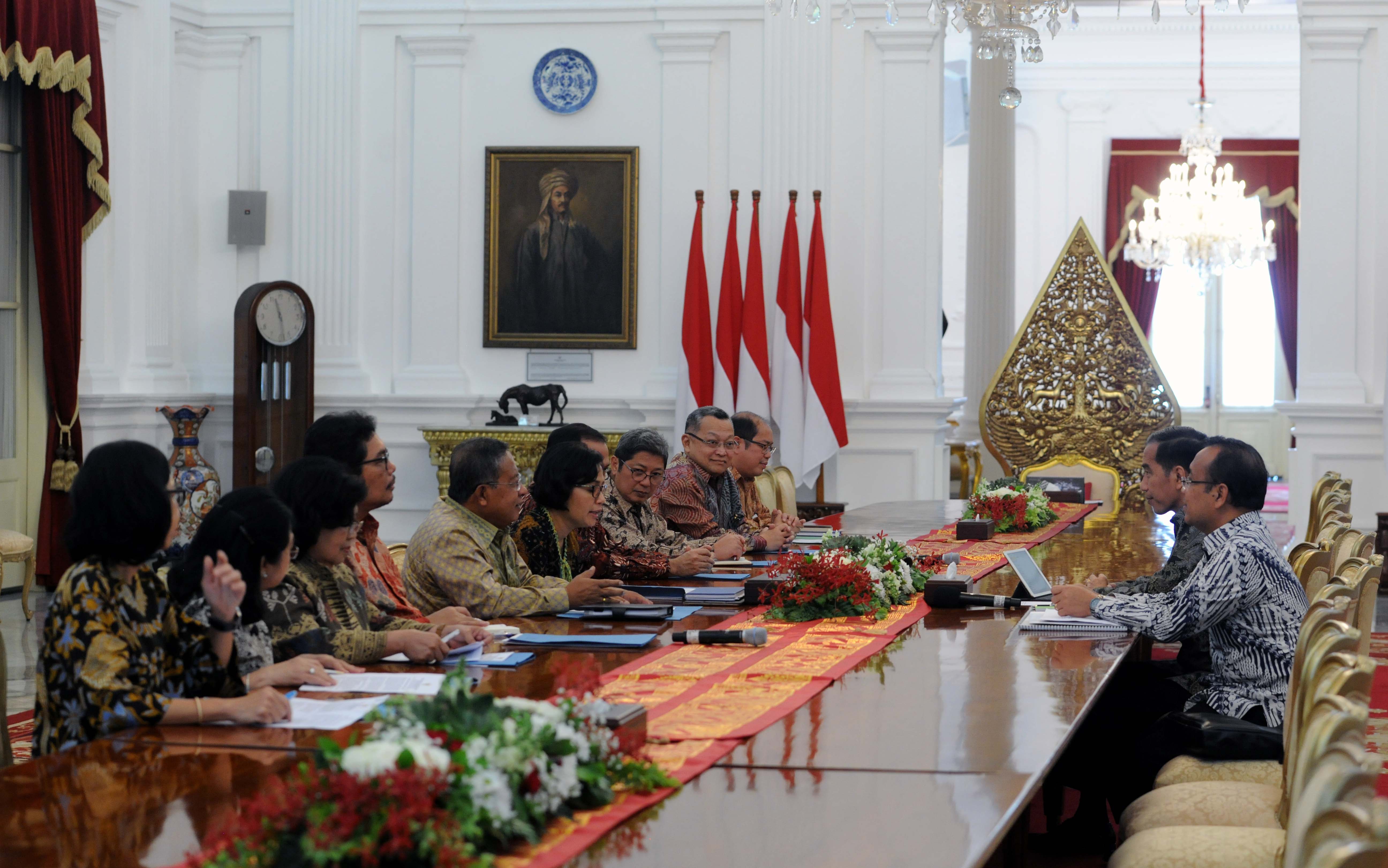 Pansel OJK dipimpin ketuanya Sri Mulyani Indrawati diterima Presiden Jokowi, di Istana Merdeka, Jakarta, Senin (1/3) siang. (Foto: JAY/Humas)