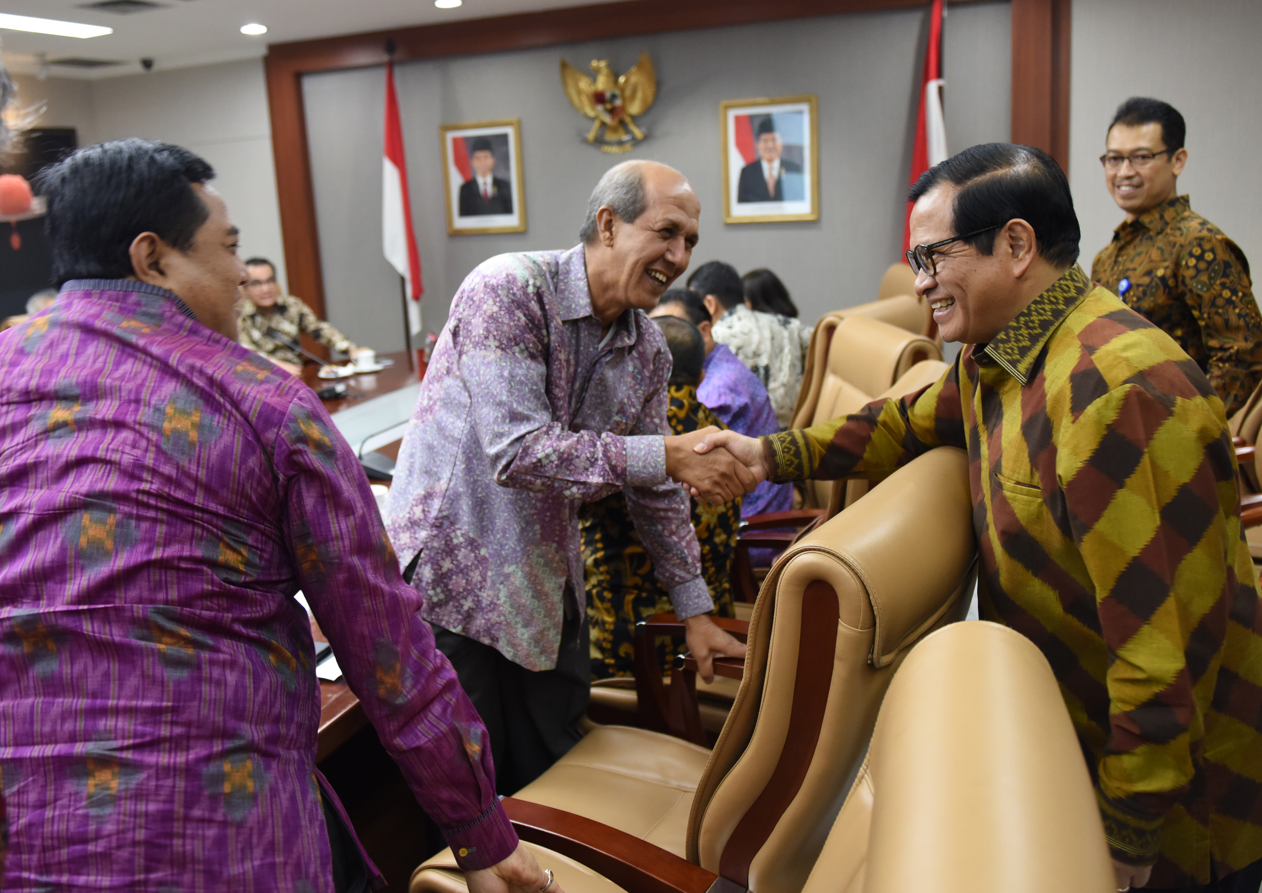 Seskab bersama Dubes LBBP RI yang dilantik pada 13 Maret lalu, di Kantor Setkab, Jakarta, Jumat (24/3) pagi. (Foto: Humas/Rahmat)