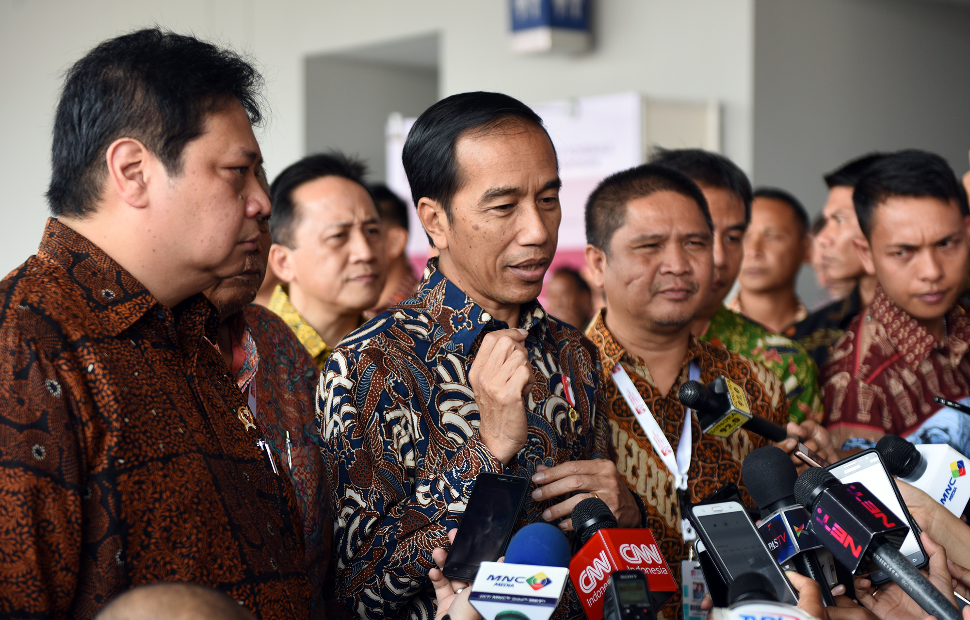 Presiden Jokowi menjawab pertanyaan wartawan usai meninjau IFEX 2017, di Ji-Expo Kemayoran, Jakarta, Sabtu (11/3) pagi. (Foto: Humas/Anggun)