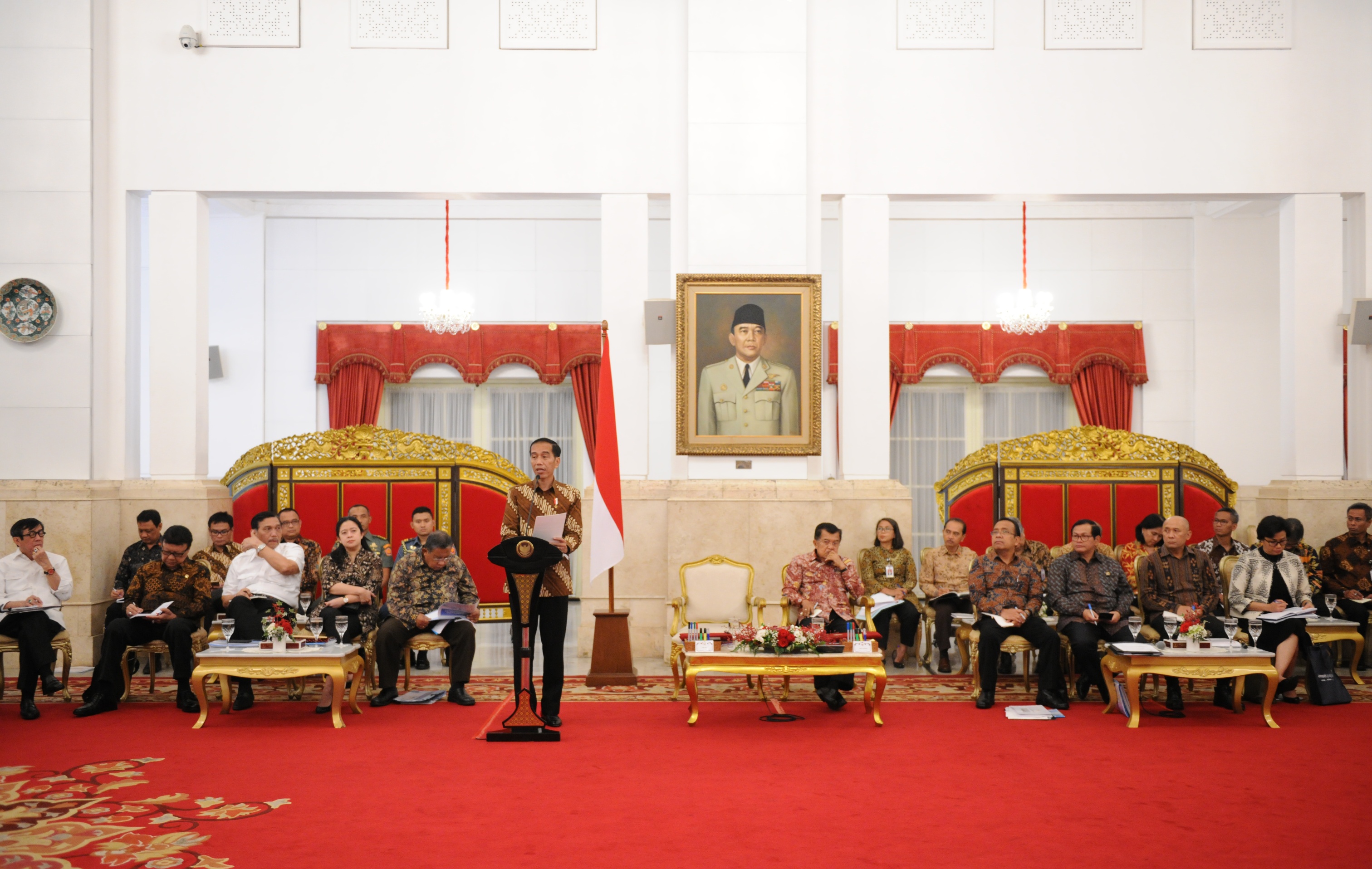 Presiden Jokowi menyampaikan pengantar pada sidang kabinet paripurna, di Istana Negara, Jakarta, Rabu (15/3) sore. (Foto: JAY/Humas)
