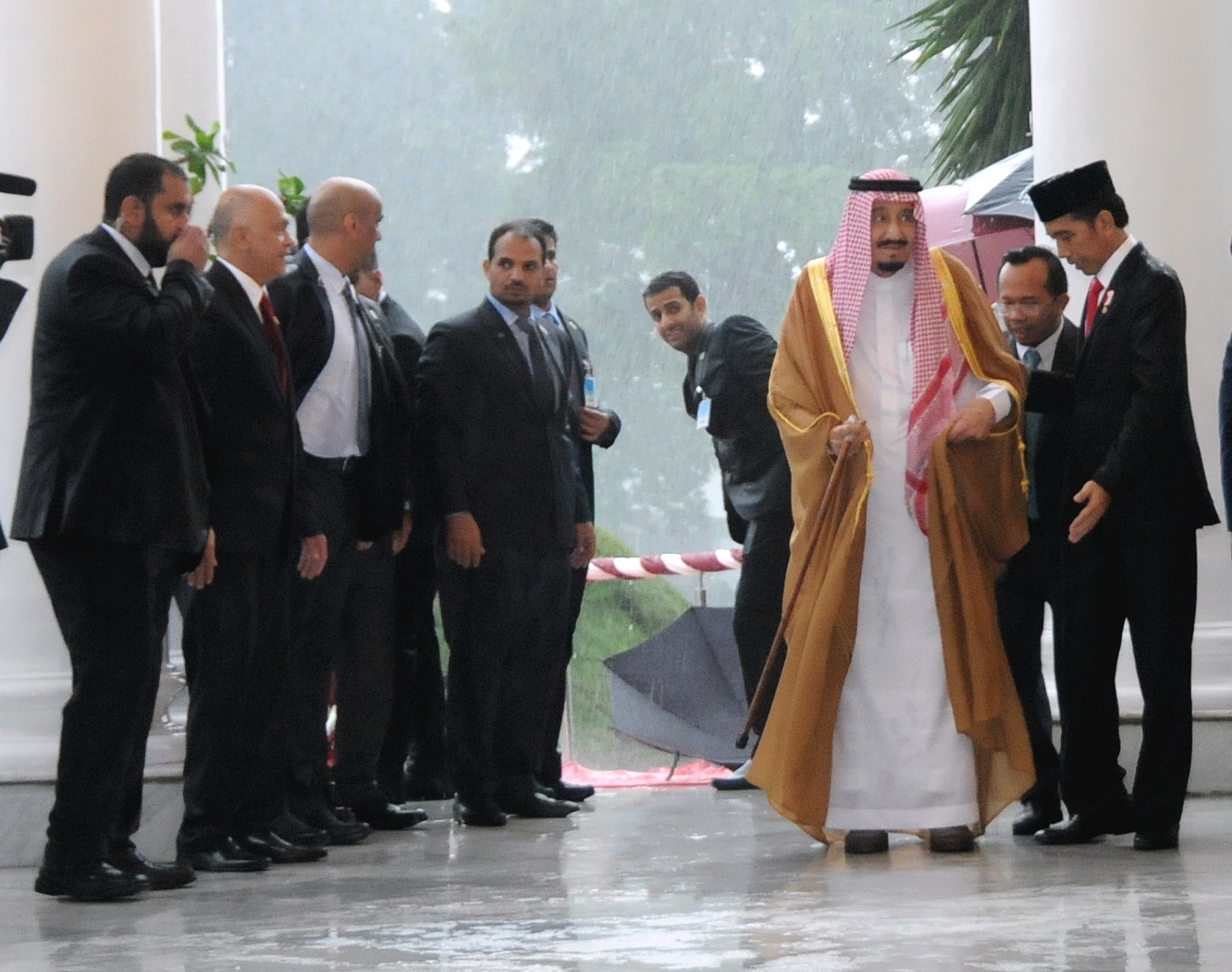 President Jokowi welcomes King Salman bin Abdul Aziz Al-Saud, on the terrace of the Bogor Presidential Palace, West Java, on Wednesday (1/3) afternoon. (Photo: Agung/Public Relations) 