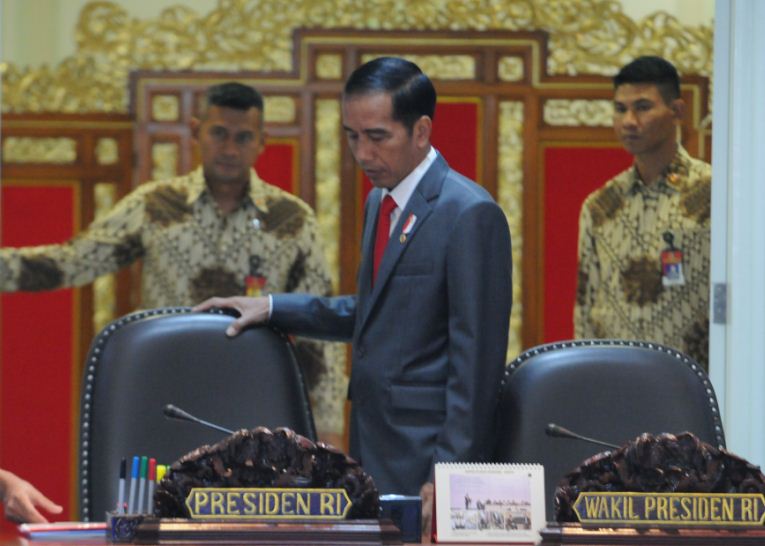Presiden Jokowi bersiap memimpin rapat terbatas, di Kantor Presiden, Jakarta, Rabu (29/3) siang. (Foto: Jay/Humas)