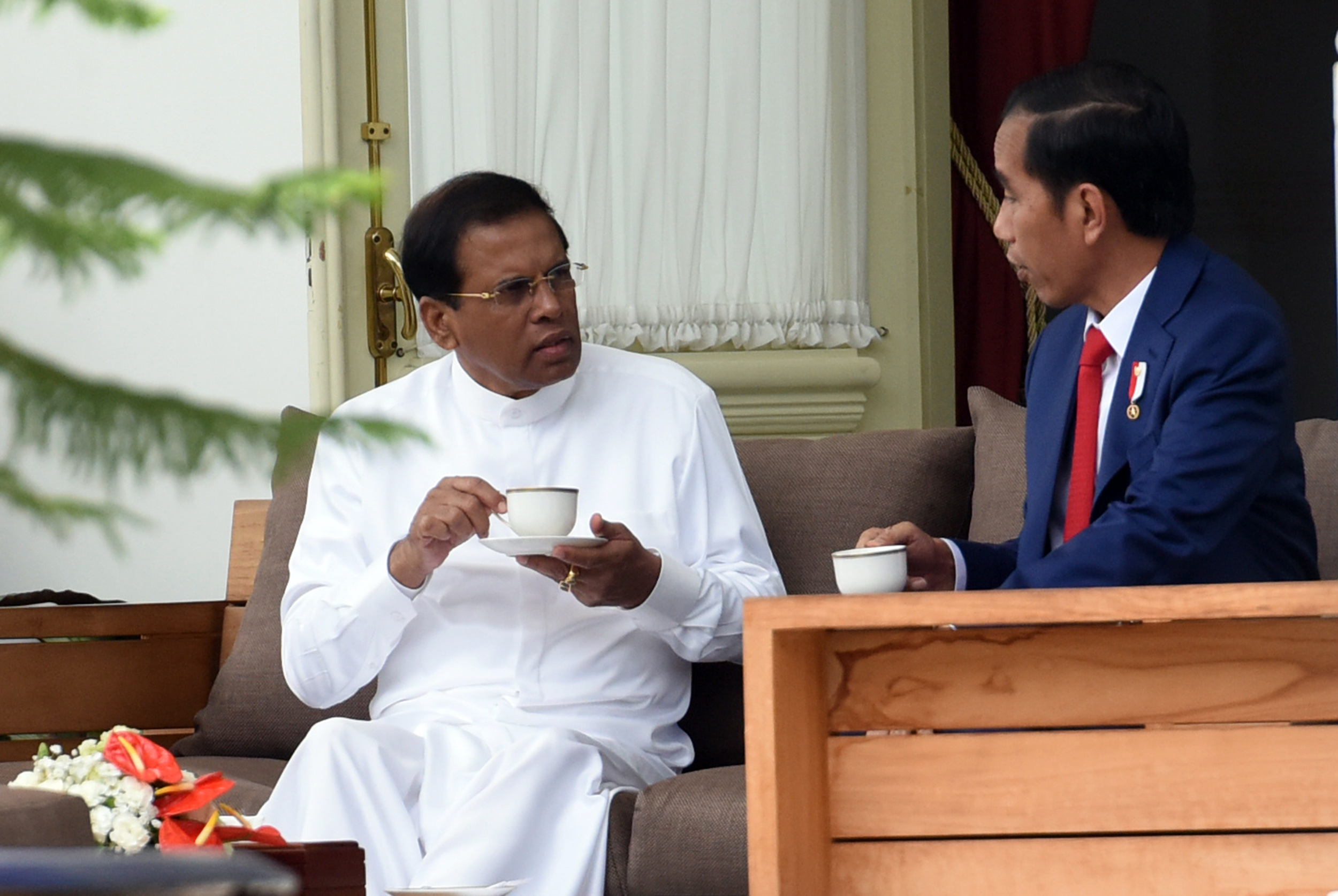Presiden Jokowi dan Presiden Sri Lanka Maithripala Sirisena melakukan pembicaraan veranda talk, di Istana Merdeka, Jakarta, Rabu (8/3) siang. (Foto: Rahmat/Humas)
