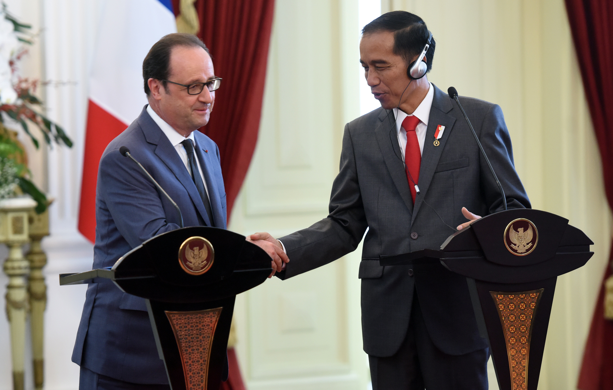 Presiden Jokowi dan Presiden Perancis Francois Hollande, saat melakukan keterangan pers bersama, di Istana Merdeka, Jakarta, Rabu (29/3) siang. (Foto: Rahmat/Humas)