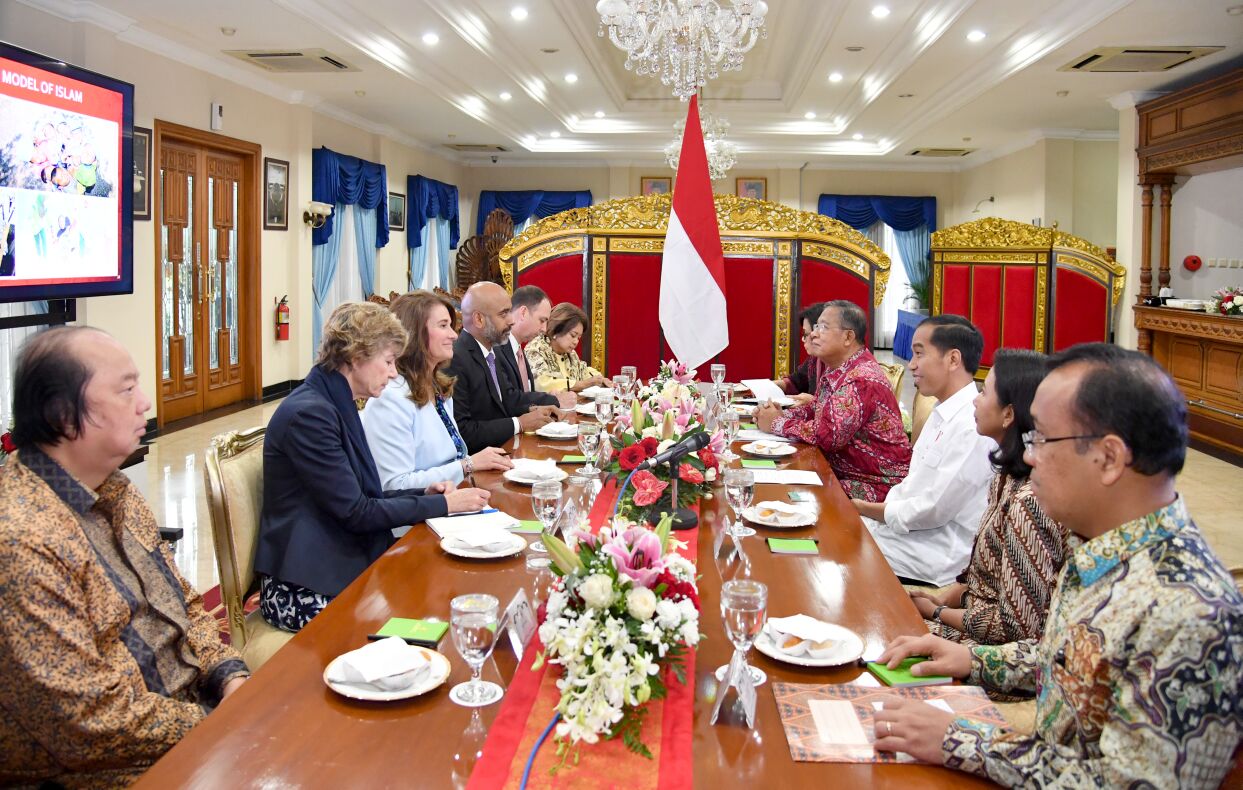 Presiden Joko Widodo (Jokowi) menerima kunjungan kehormatan Melinda Gates selaku Co-Chair and Trustee of the Bill & Melinda Gates Foundation di Ruang Tunggu Suma 1, Pangkalan TNI AU Halim Perdanakusuma, Jakarta. (Foto: BPMI)