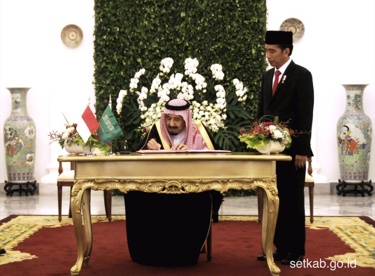 Presiden Jokowi menyaksikan Raja Salman menandatangani buku tamu kenegaraan di Istana Kepresidenan Bogor, Jawa Barat, Rabu (1/3). (Foto: Humas/Agung)