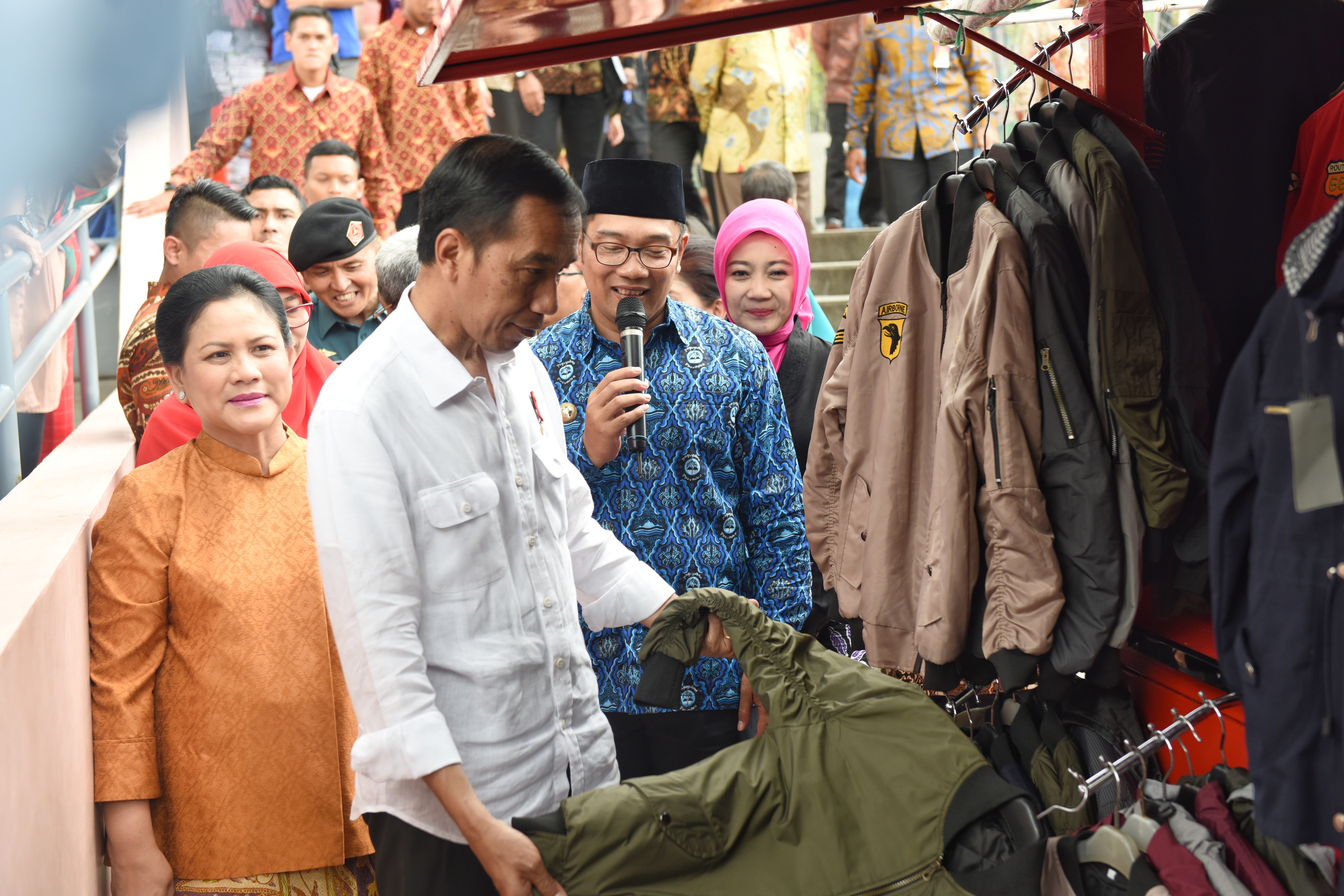 President Joko Widodo and First Lady Ibu Iriana Jokowi, accompanied by Bandung Mayor Ridwan Kamil, visit Skywalk Cihampelas on Wednesday (12/4)